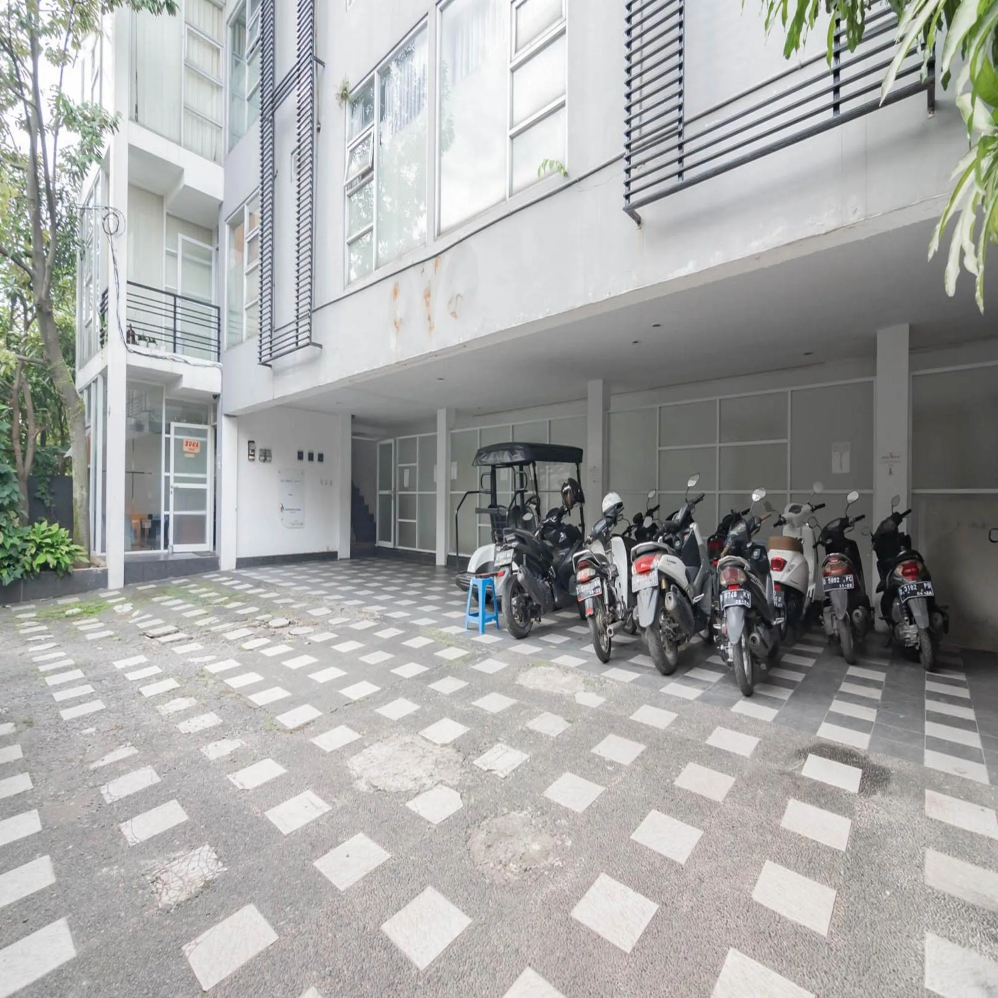 Parking in RedDoorz near Trans Studio Mall Bongo Residence