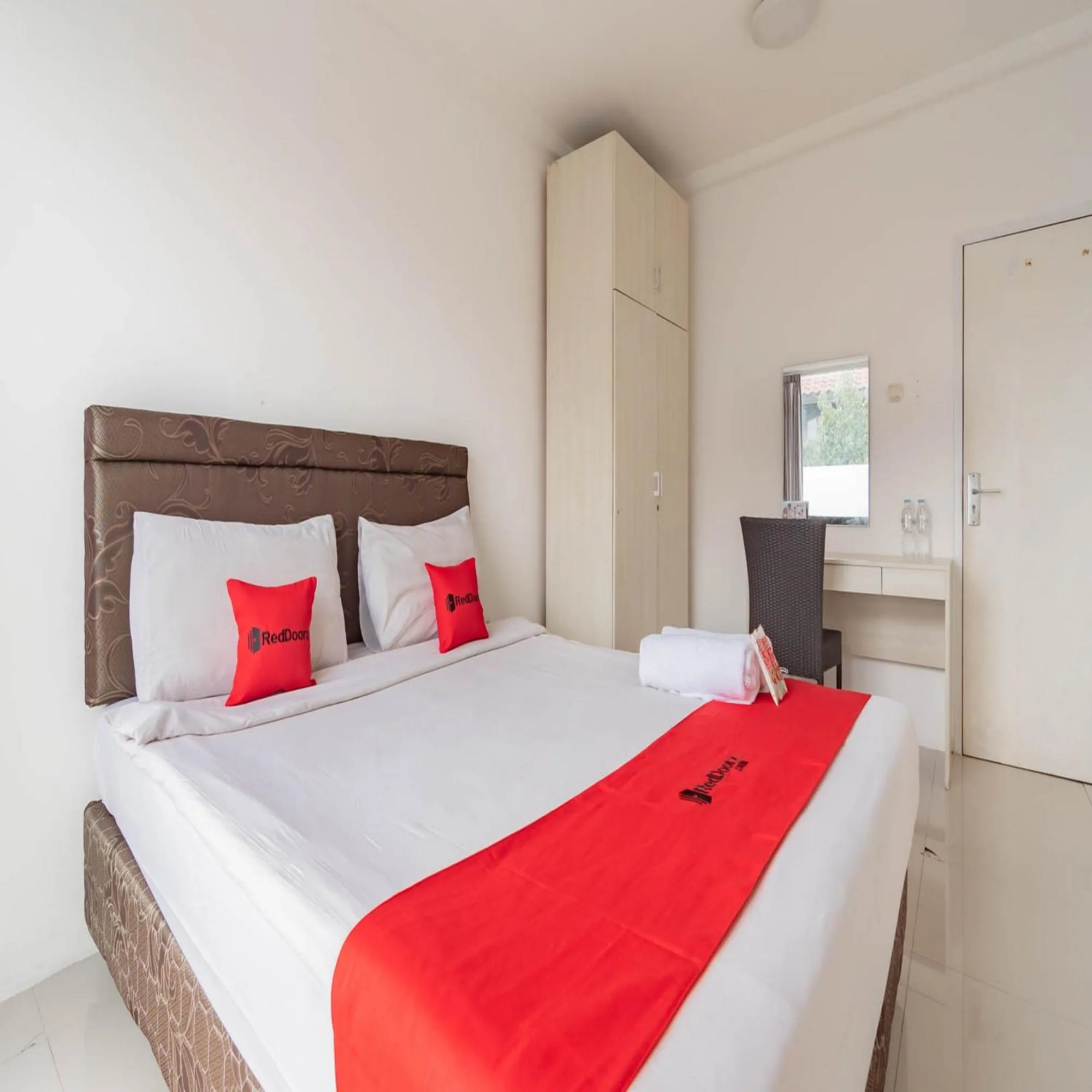 Bedroom, Bed in RedDoorz near Trans Studio Mall Bongo Residence