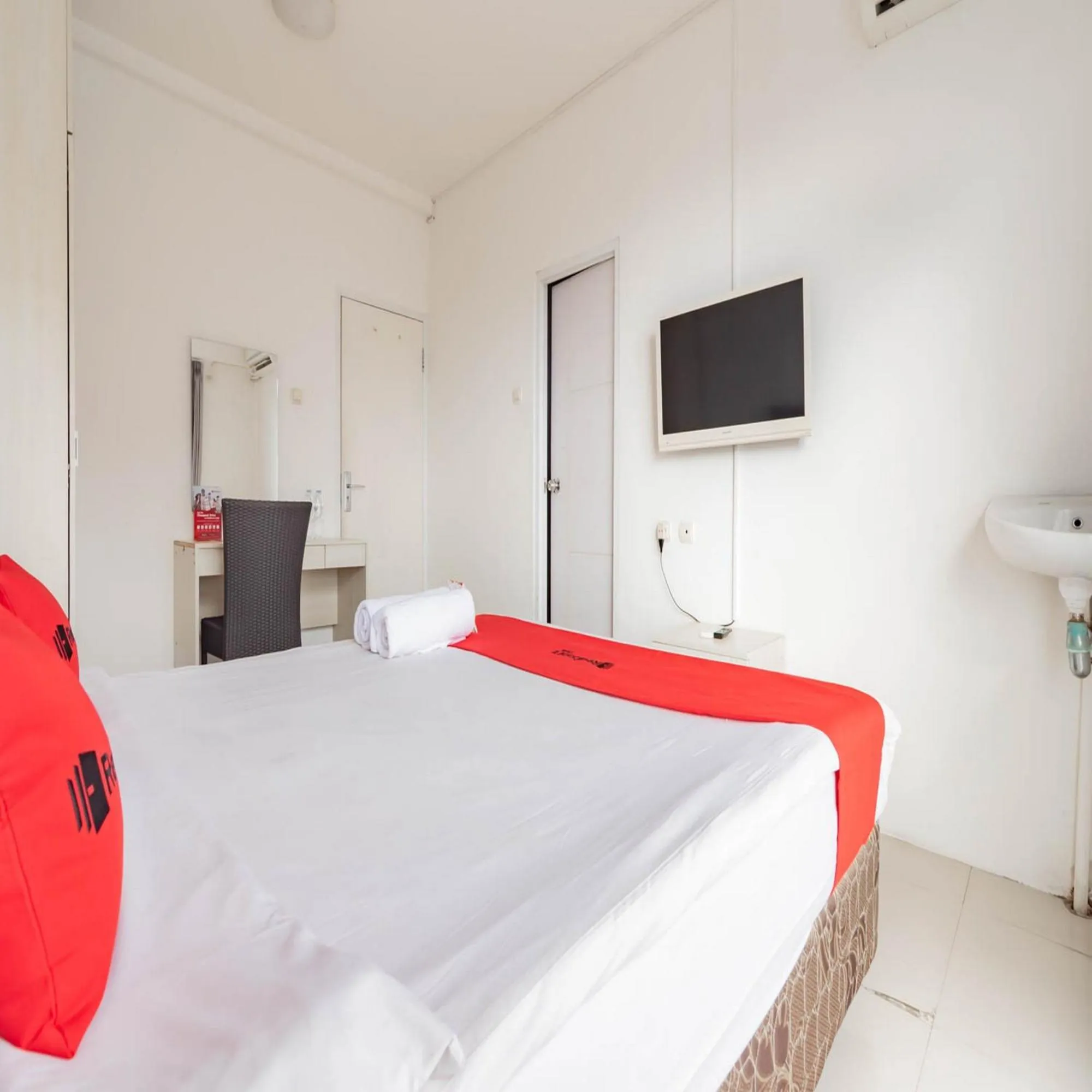 Bedroom, Bed in RedDoorz near Trans Studio Mall Bongo Residence