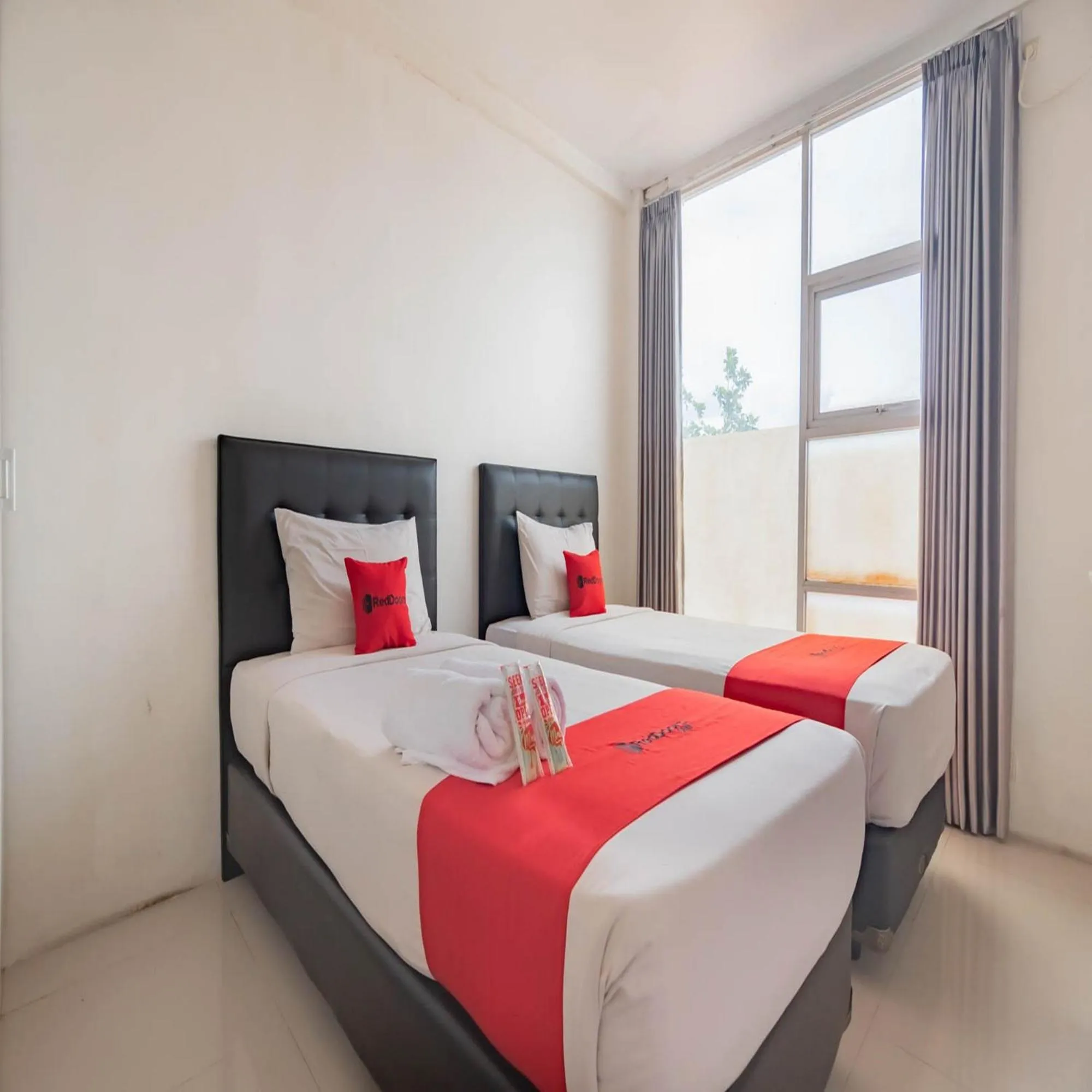 Bedroom, Bed in RedDoorz near Trans Studio Mall Bongo Residence
