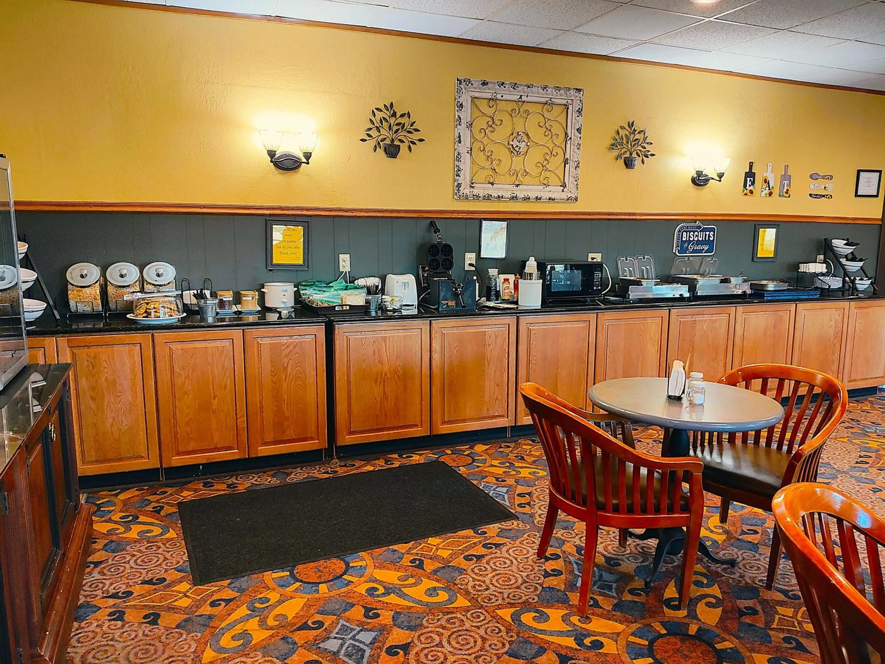 Coffee/tea facilities in The Lodge at Russell - Russell Inn