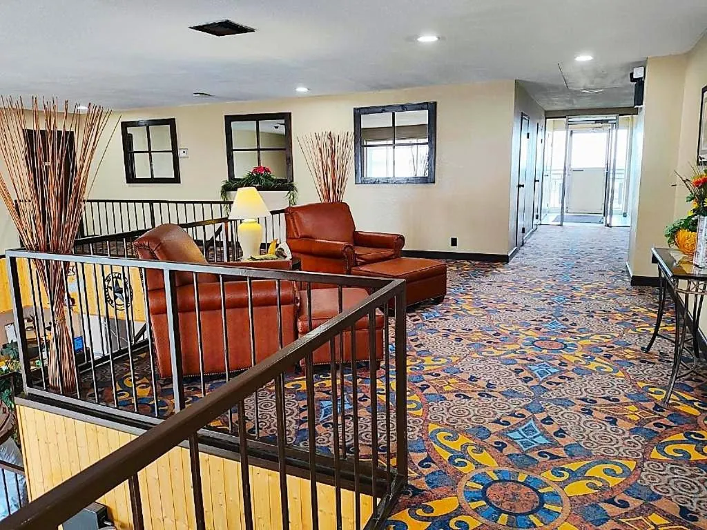 Seating area in The Lodge at Russell - Russell Inn