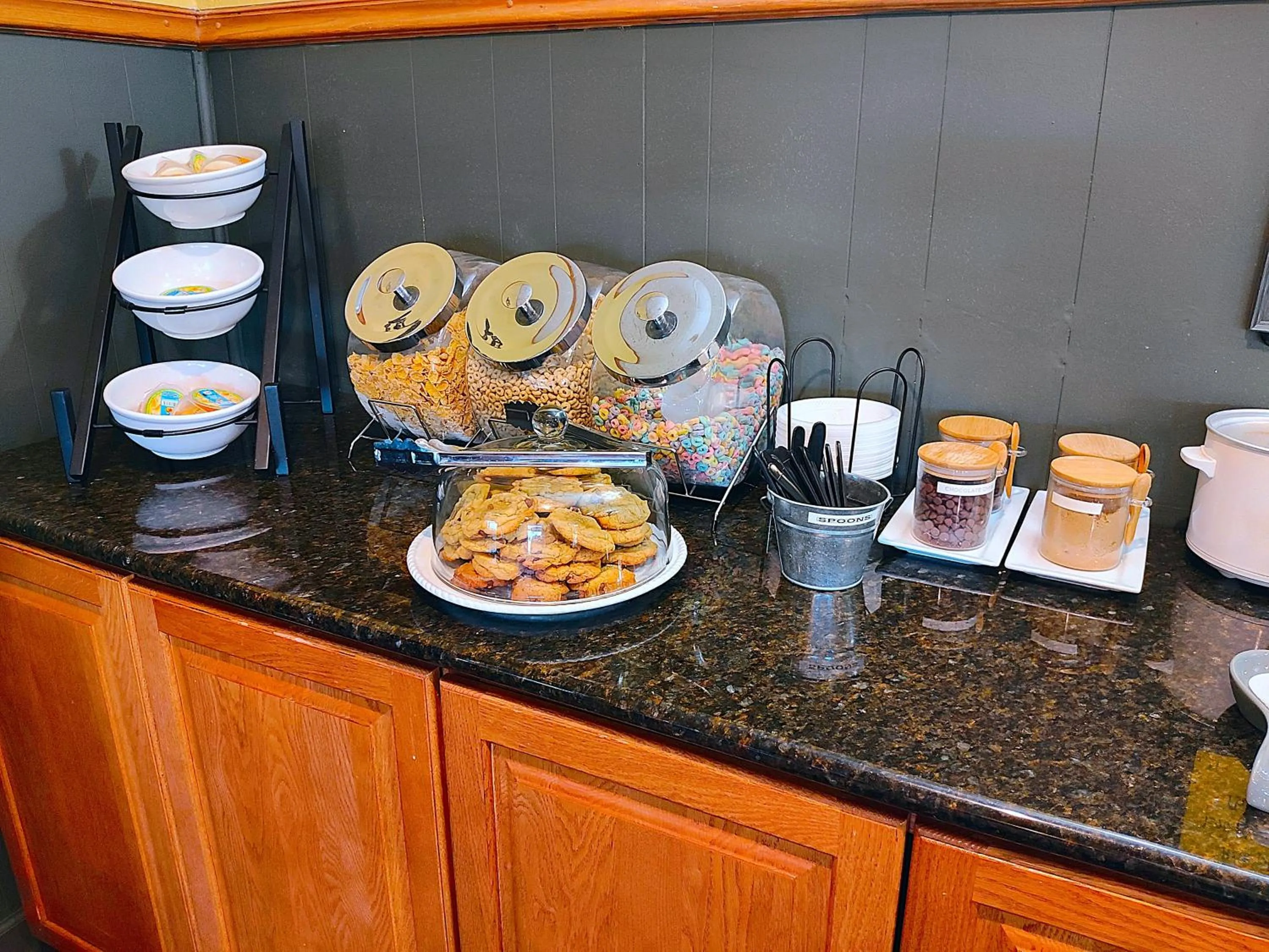 Breakfast in The Lodge at Russell - Russell Inn