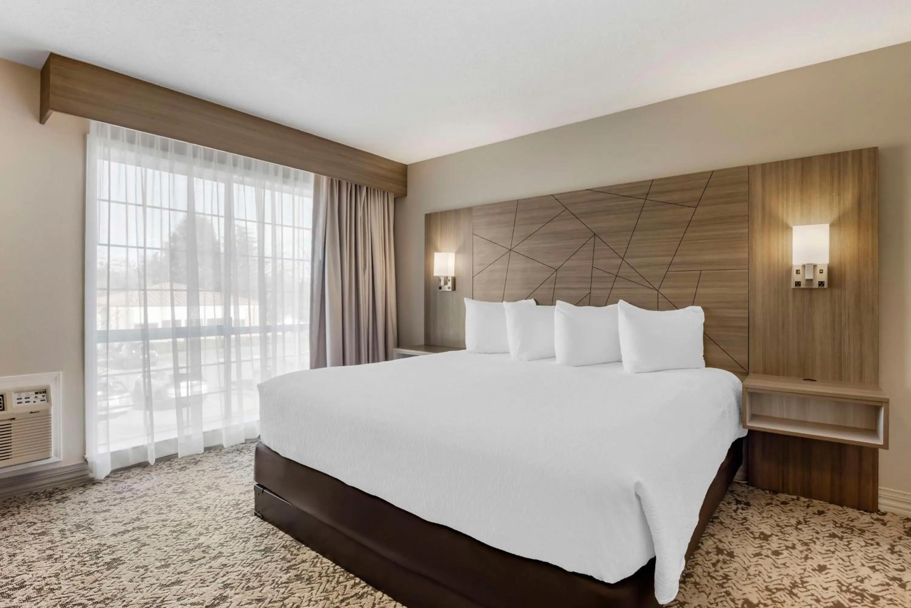 Bedroom, Bed in Best Western Plus Grand Manor Inn