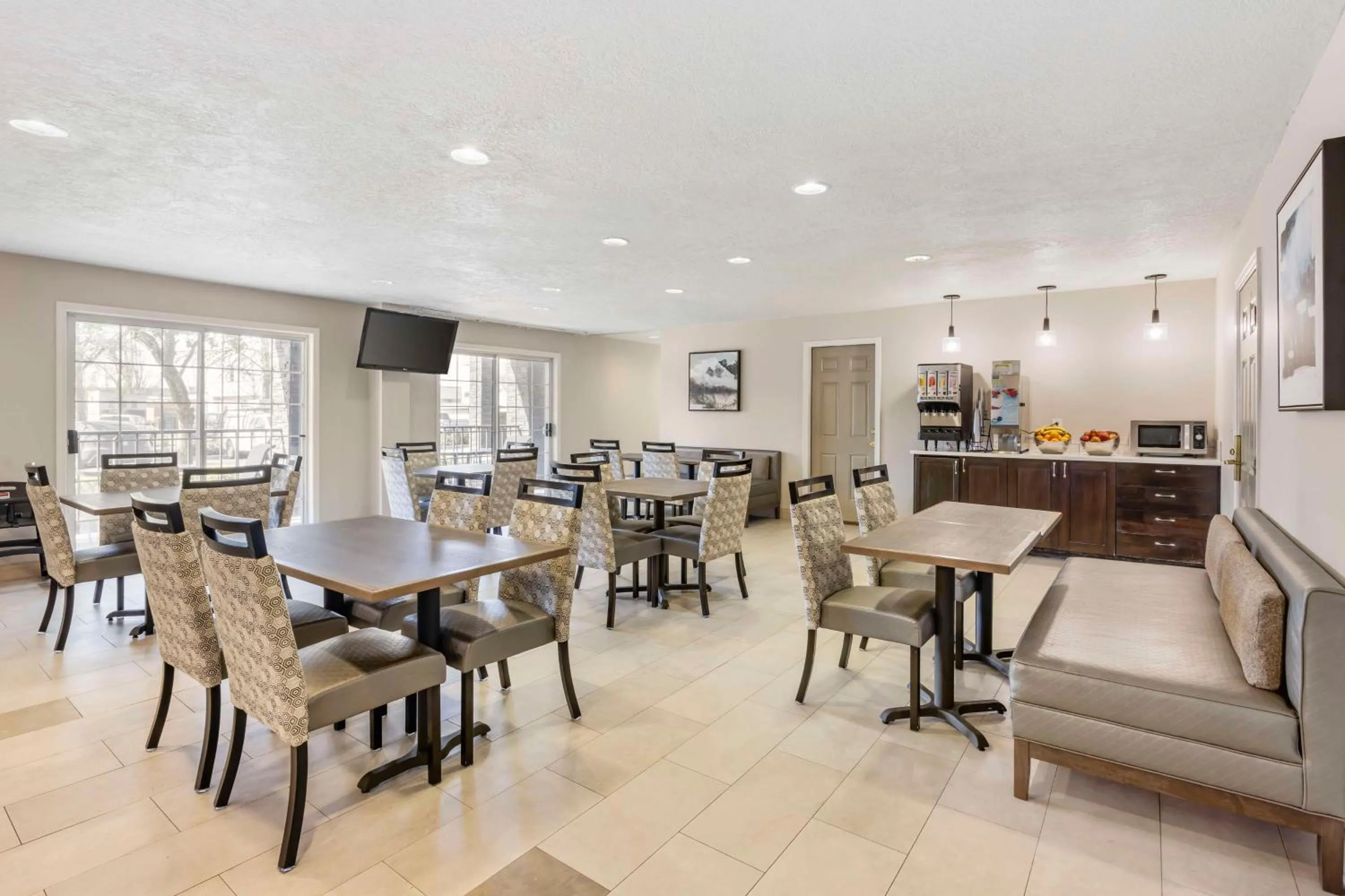 Breakfast in Best Western Plus Grand Manor Inn