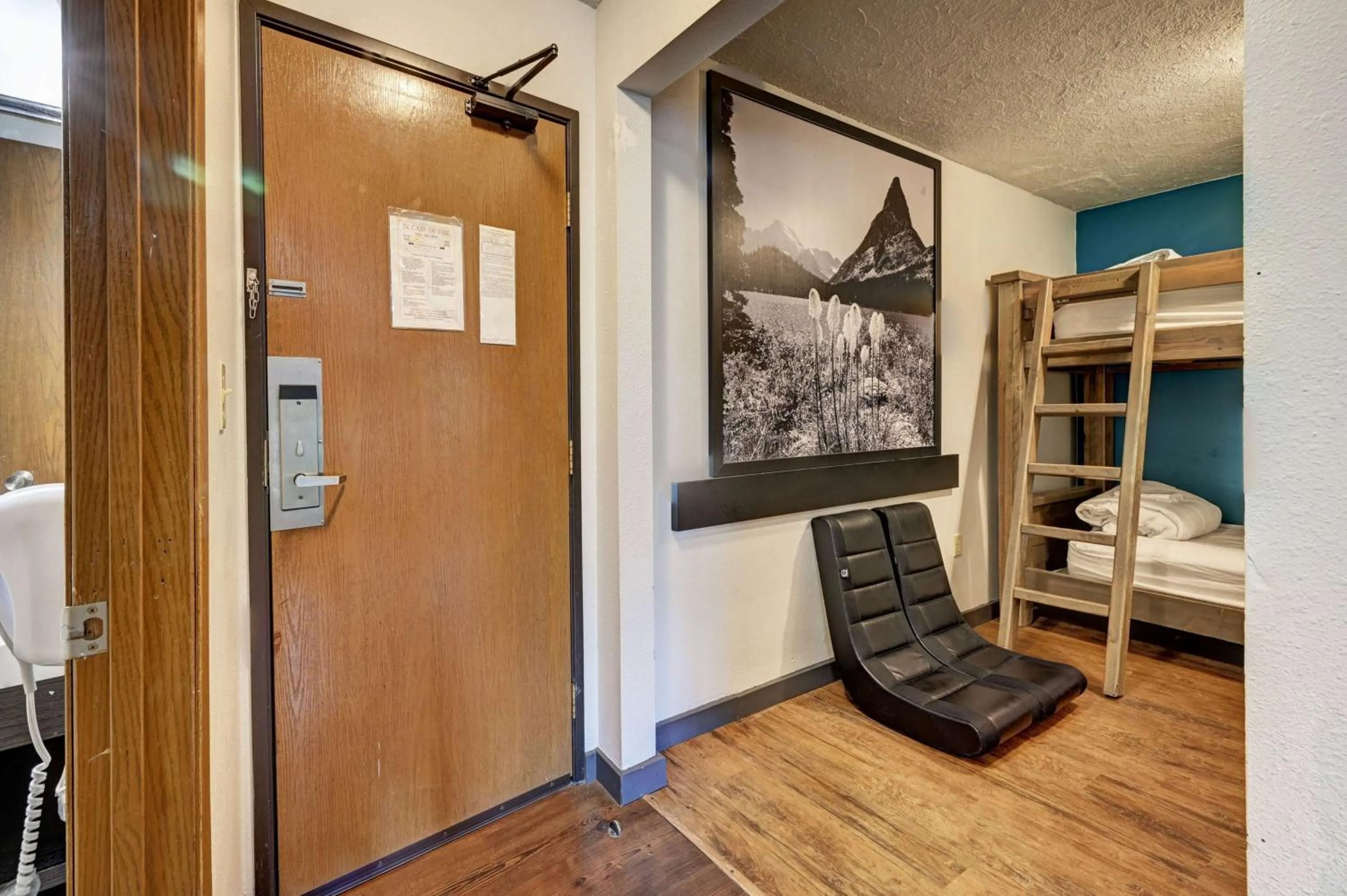 Photo of the whole room, Bed in Super 8 by Wyndham Gardiner/Yellowstone Park Area