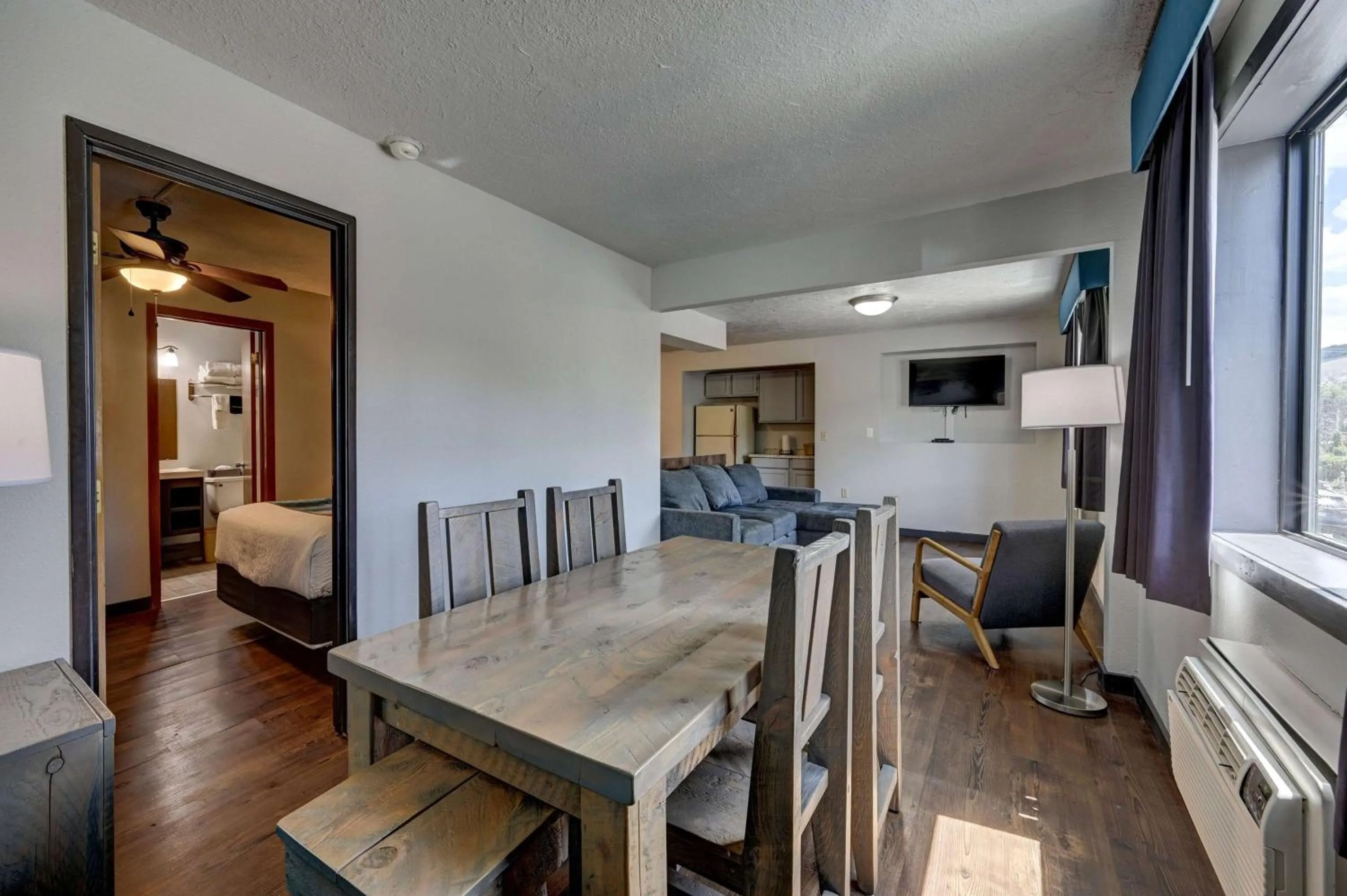 Photo of the whole room, Bed in Super 8 by Wyndham Gardiner/Yellowstone Park Area