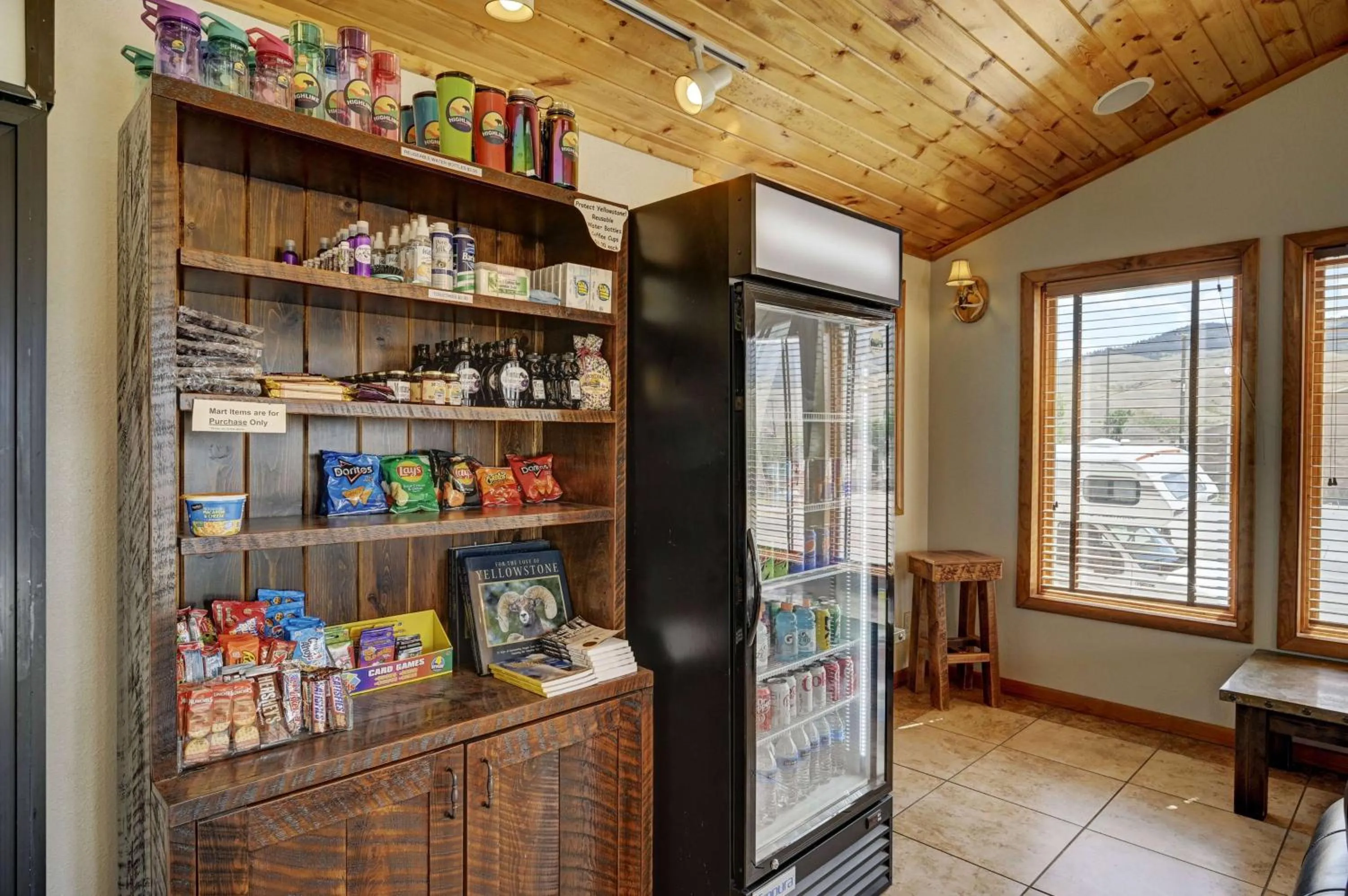 Lobby or reception in Super 8 by Wyndham Gardiner/Yellowstone Park Area