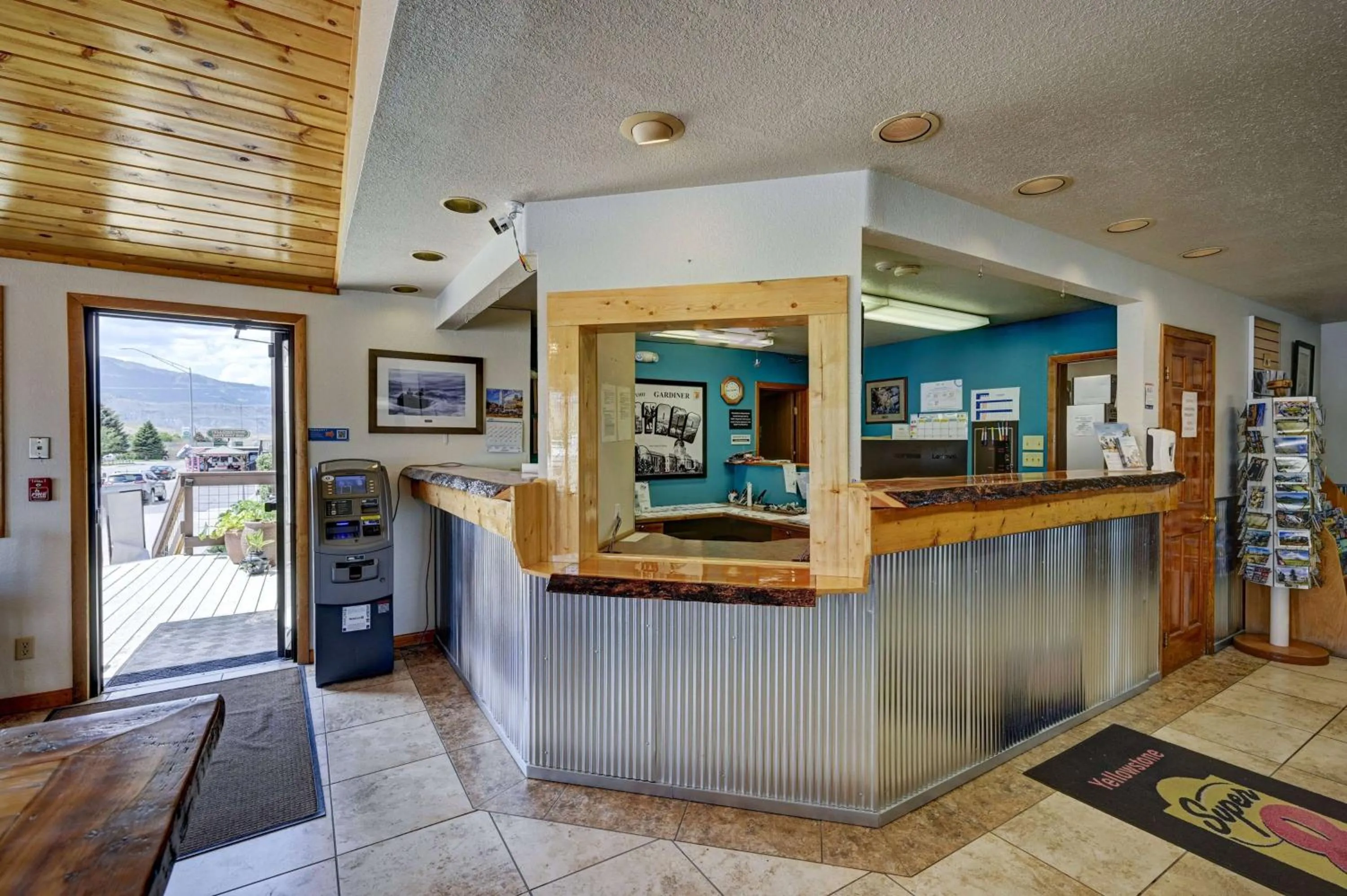 Lobby or reception in Super 8 by Wyndham Gardiner/Yellowstone Park Area