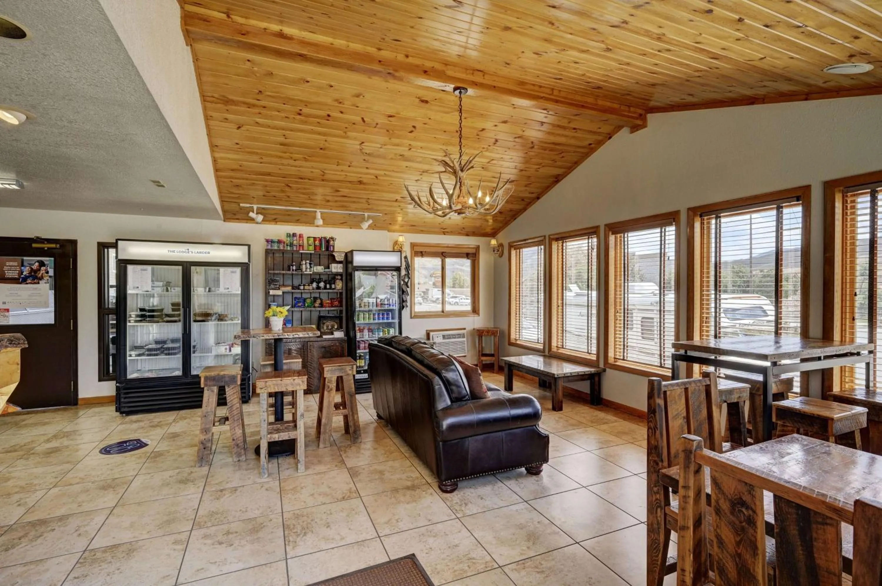 Lobby or reception in Super 8 by Wyndham Gardiner/Yellowstone Park Area