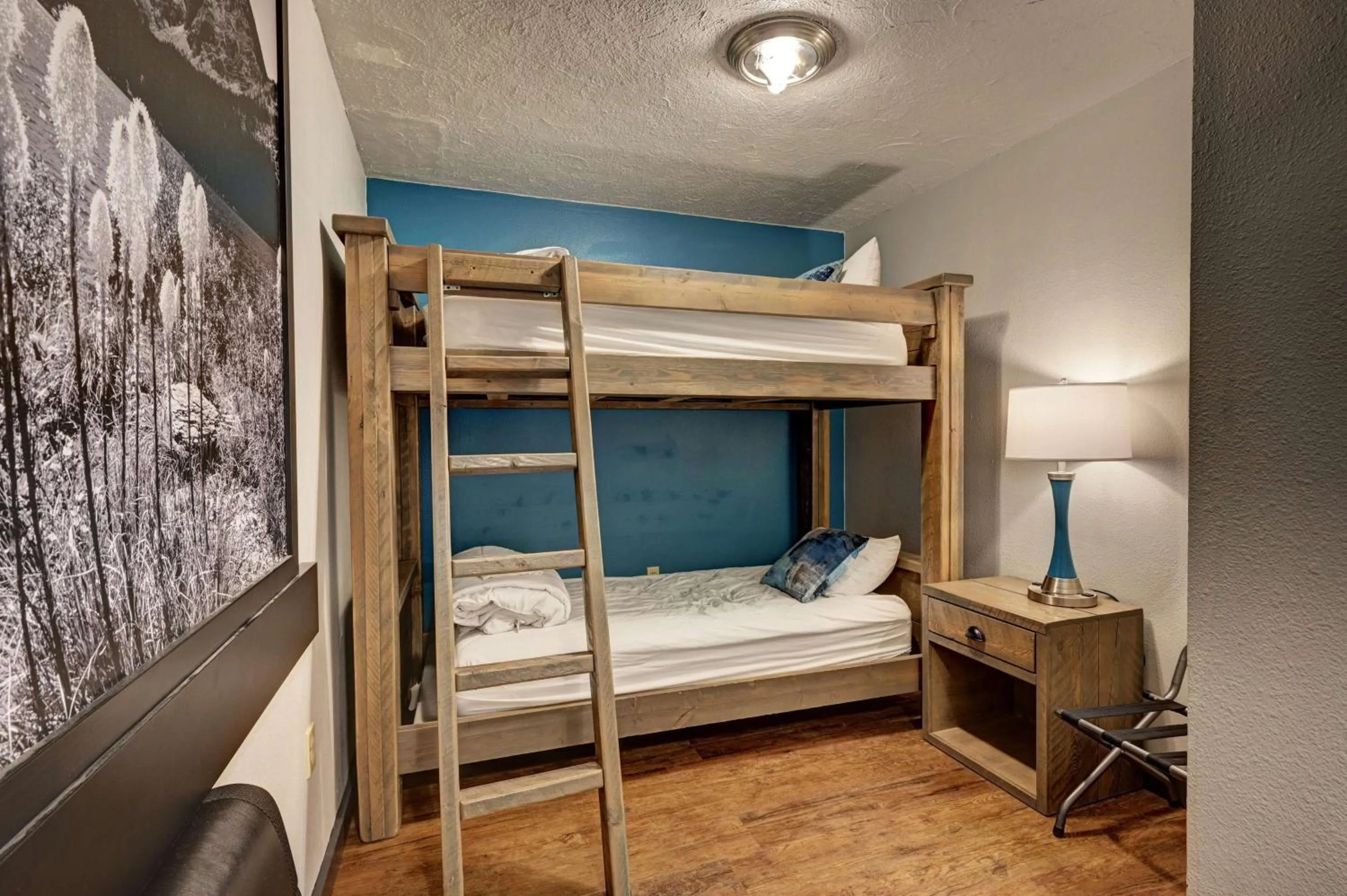 Photo of the whole room, Bed in Super 8 by Wyndham Gardiner/Yellowstone Park Area