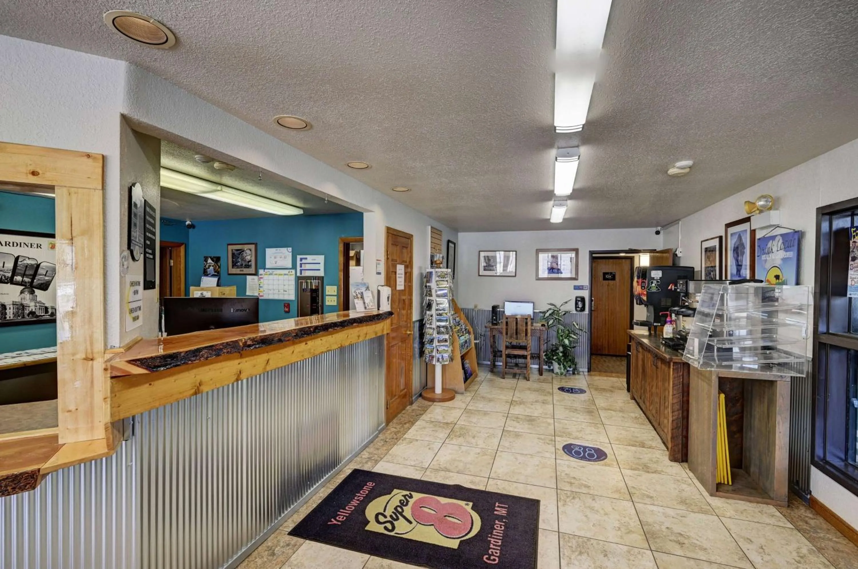 Lobby or reception in Super 8 by Wyndham Gardiner/Yellowstone Park Area