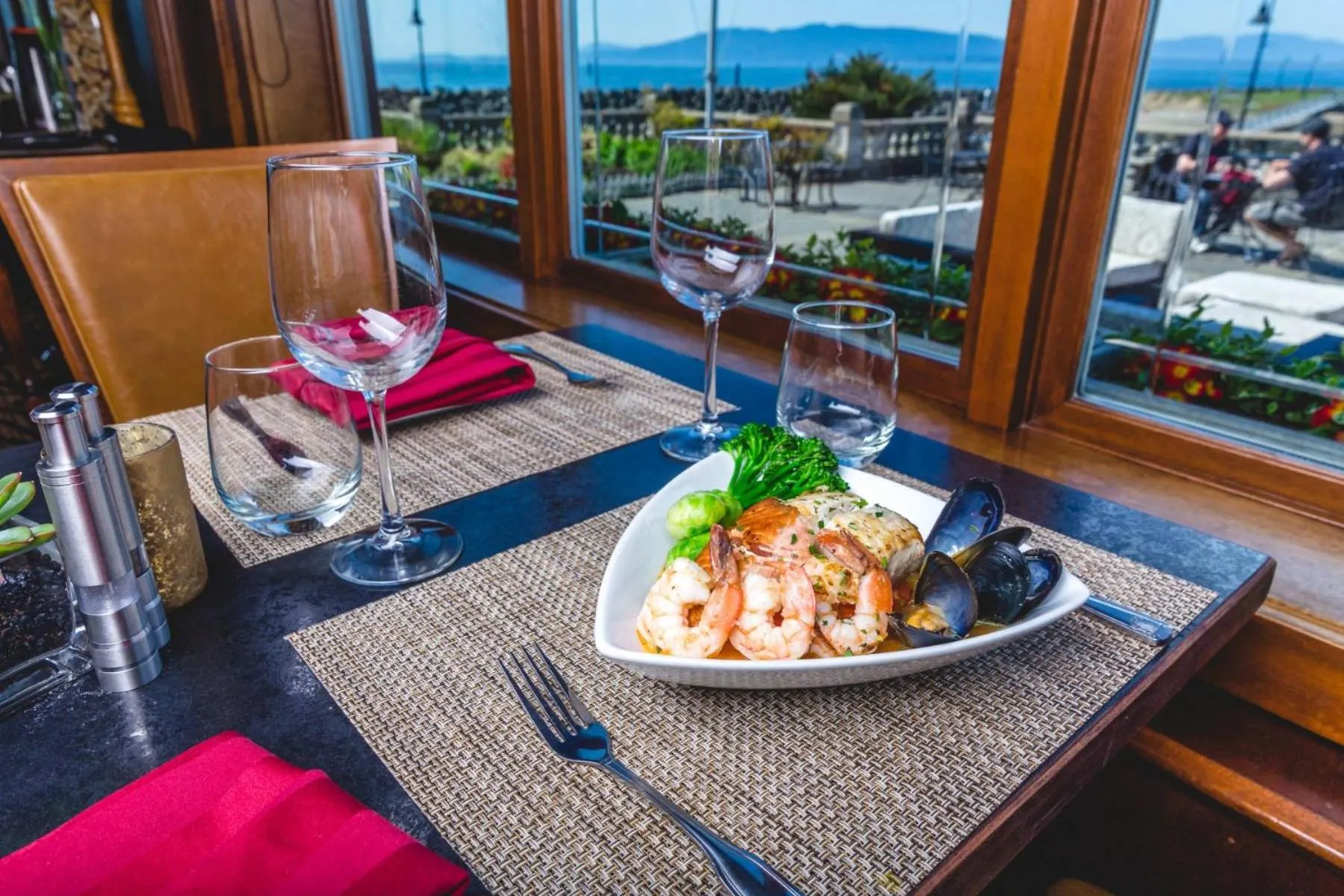 Restaurant/places to eat in Hotel Bellwether on Bellingham Bay
