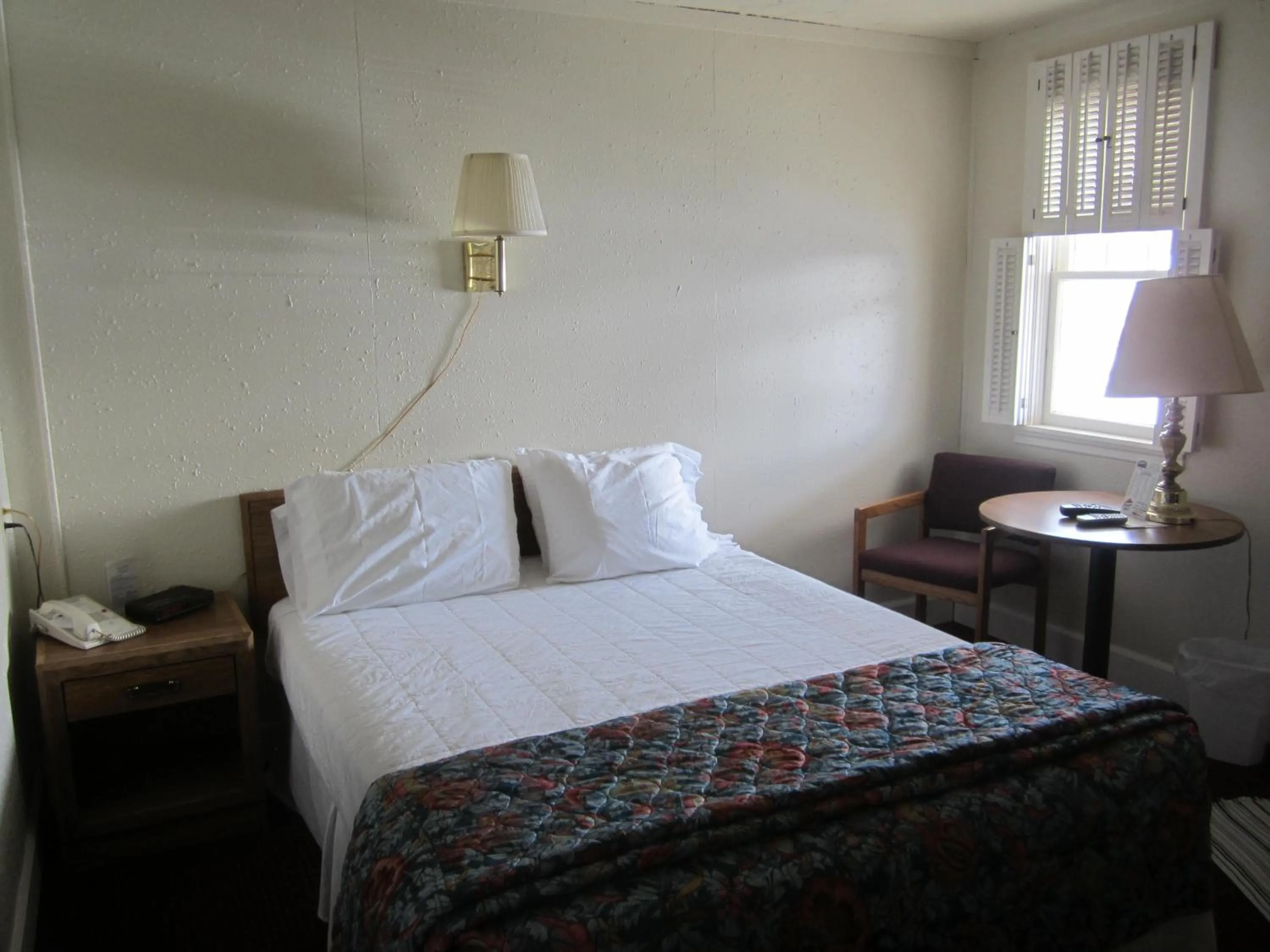 Bed in Big Horn Motel