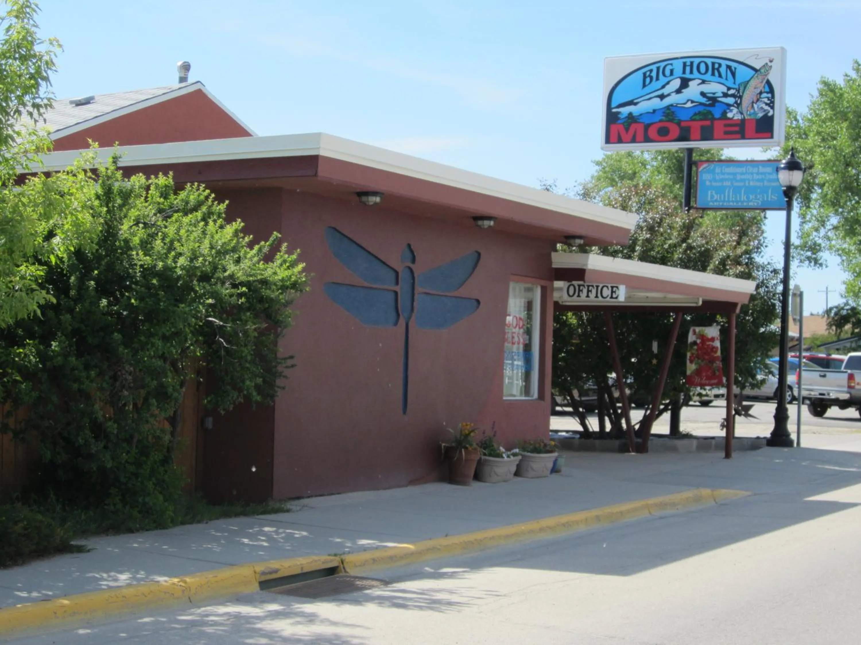 Facade/entrance in Big Horn Motel