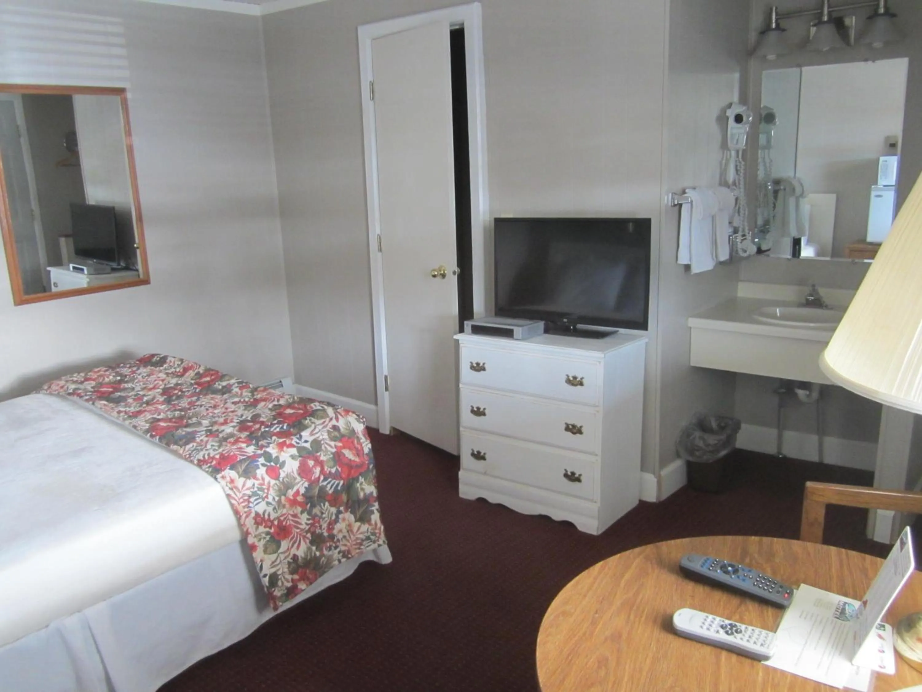 Photo of the whole room, Bed in Big Horn Motel