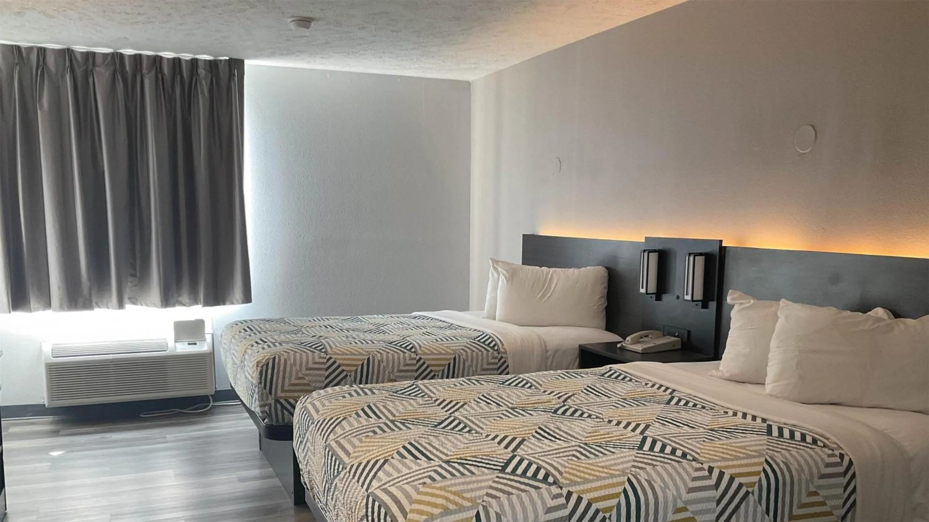 Bedroom, Bed in Motel 6 Omaha - IAT West