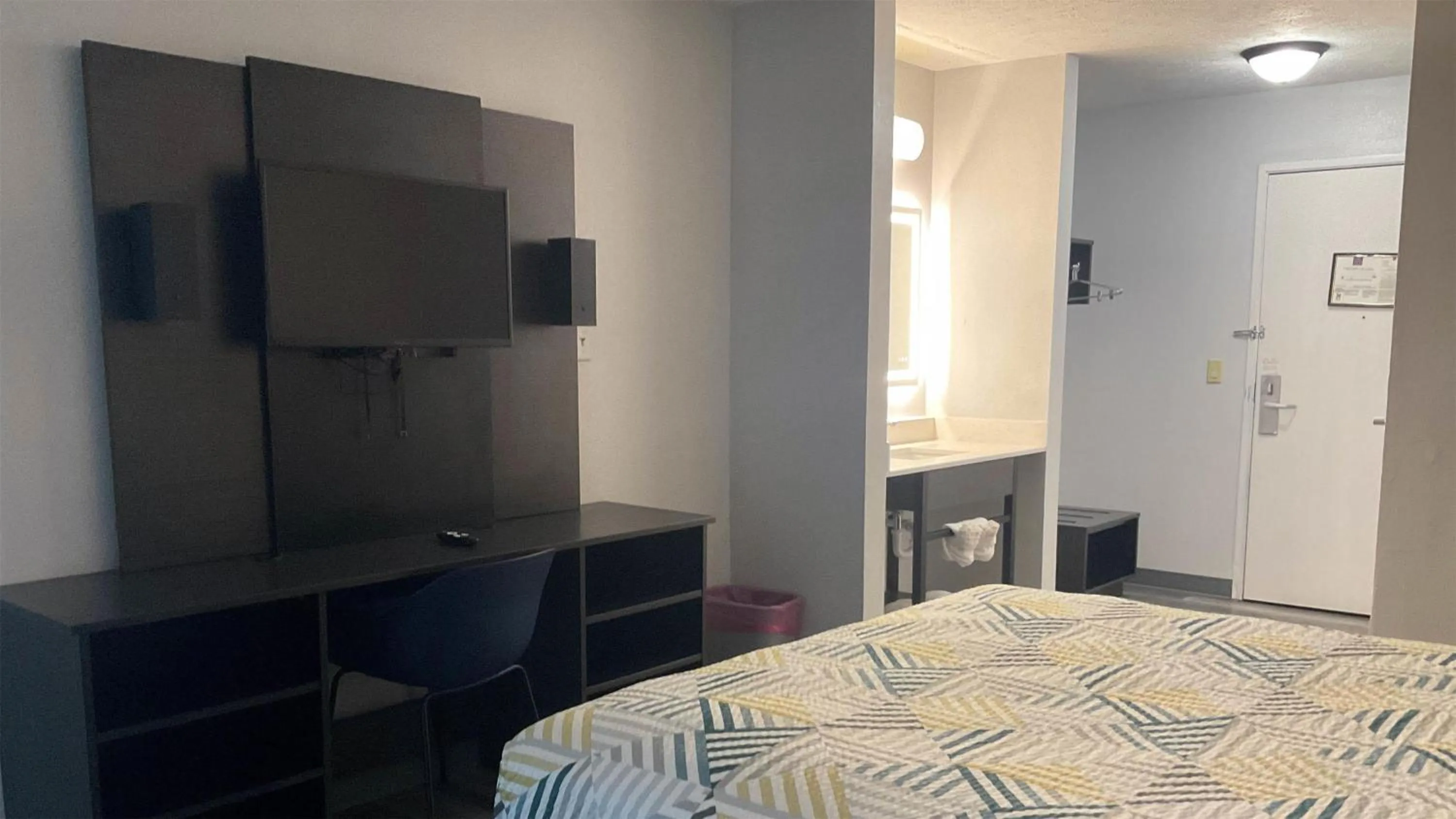 Bedroom, Bed in Motel 6 Omaha - IAT West