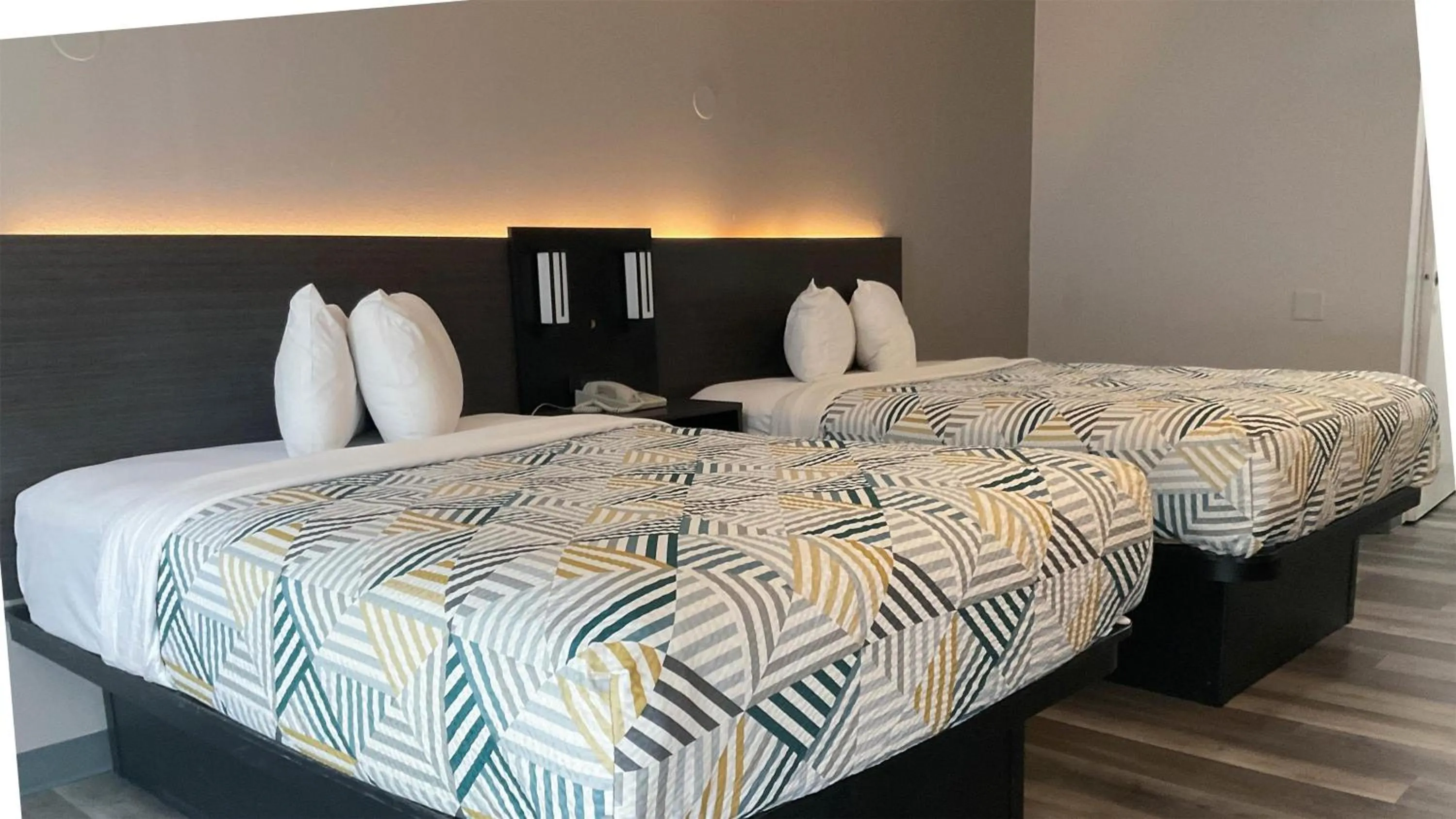 Bedroom, Bed in Motel 6 Omaha - IAT West