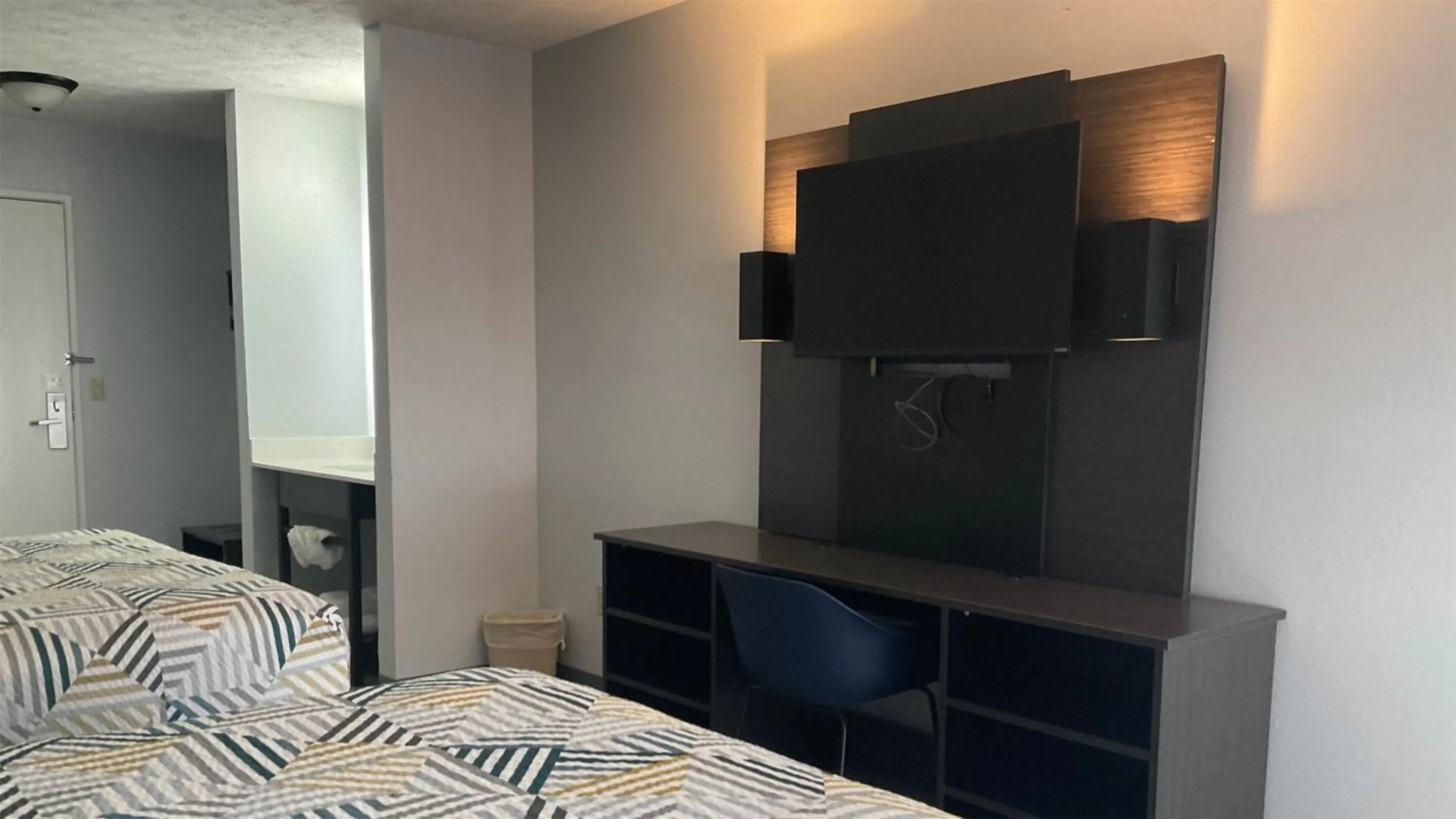 Bedroom, Bed in Motel 6 Omaha - IAT West