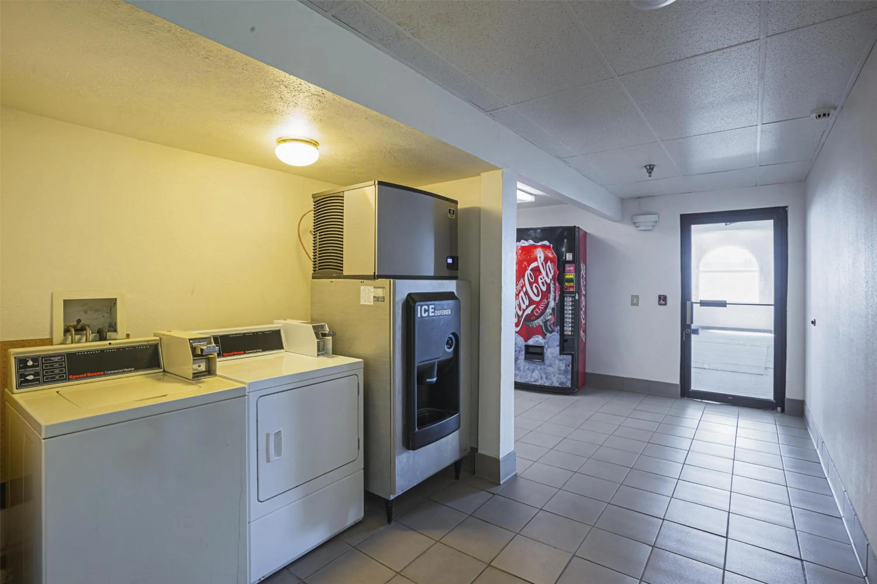 Property building in Motel 6 Omaha - IAT West