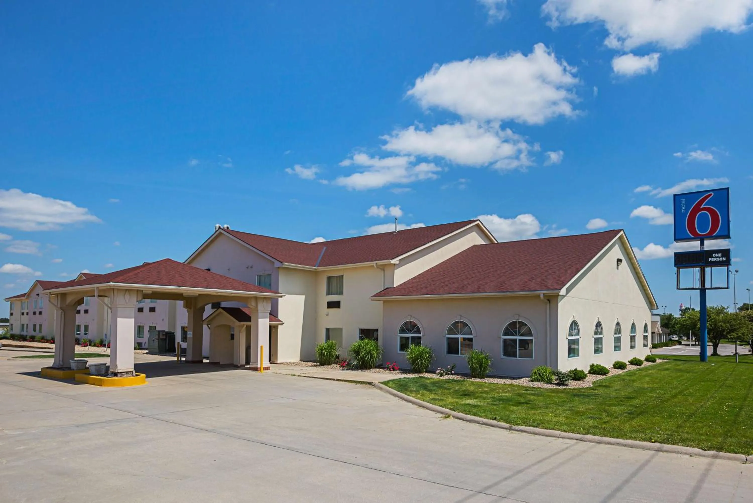 Property building in Motel 6 Omaha - IAT West