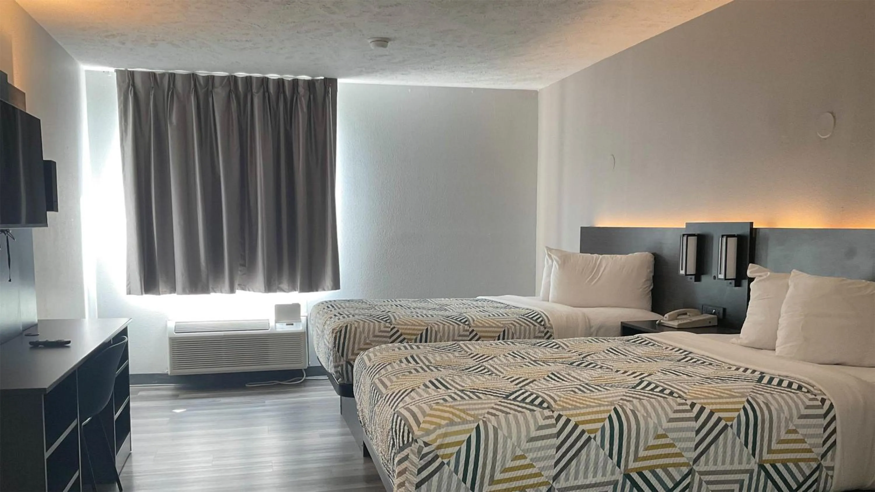 Bedroom, Bed in Motel 6 Omaha - IAT West