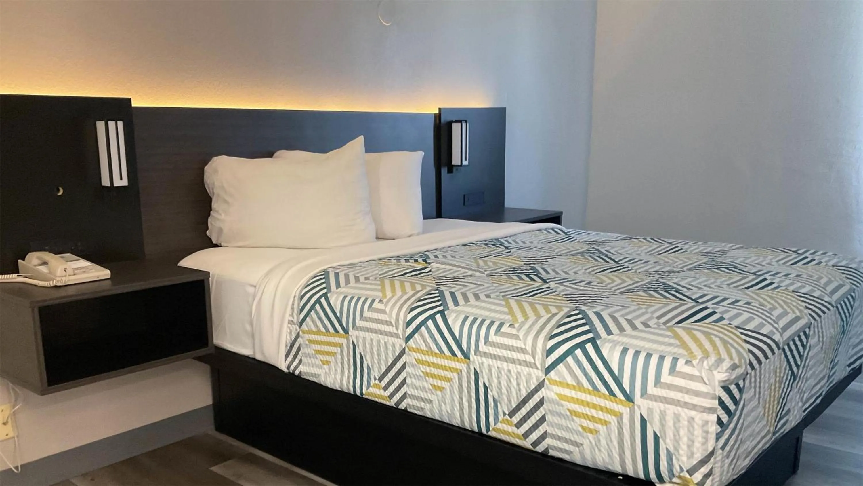 Bedroom, Bed in Motel 6 Omaha - IAT West