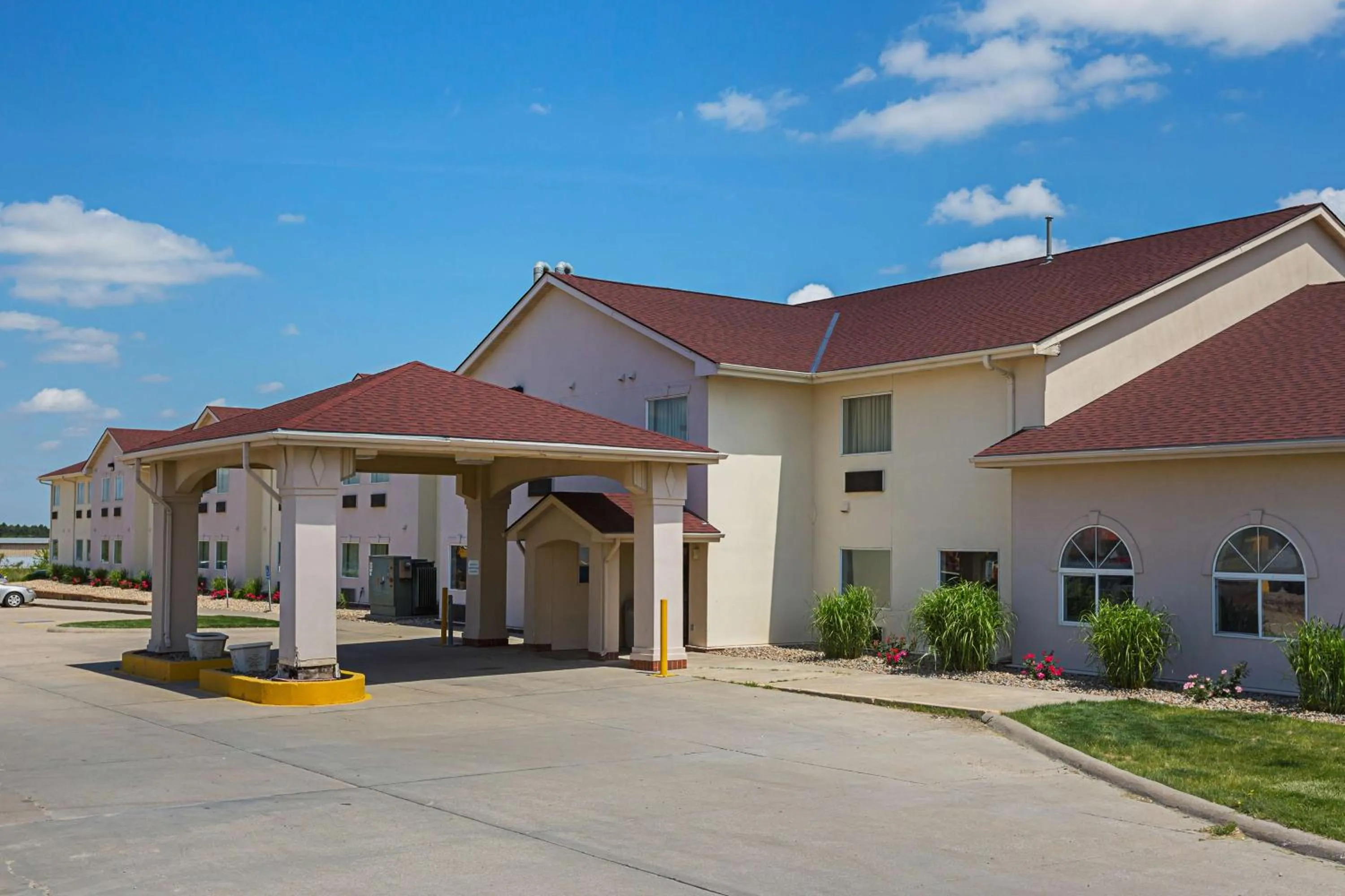 Property building in Motel 6 Omaha - IAT West
