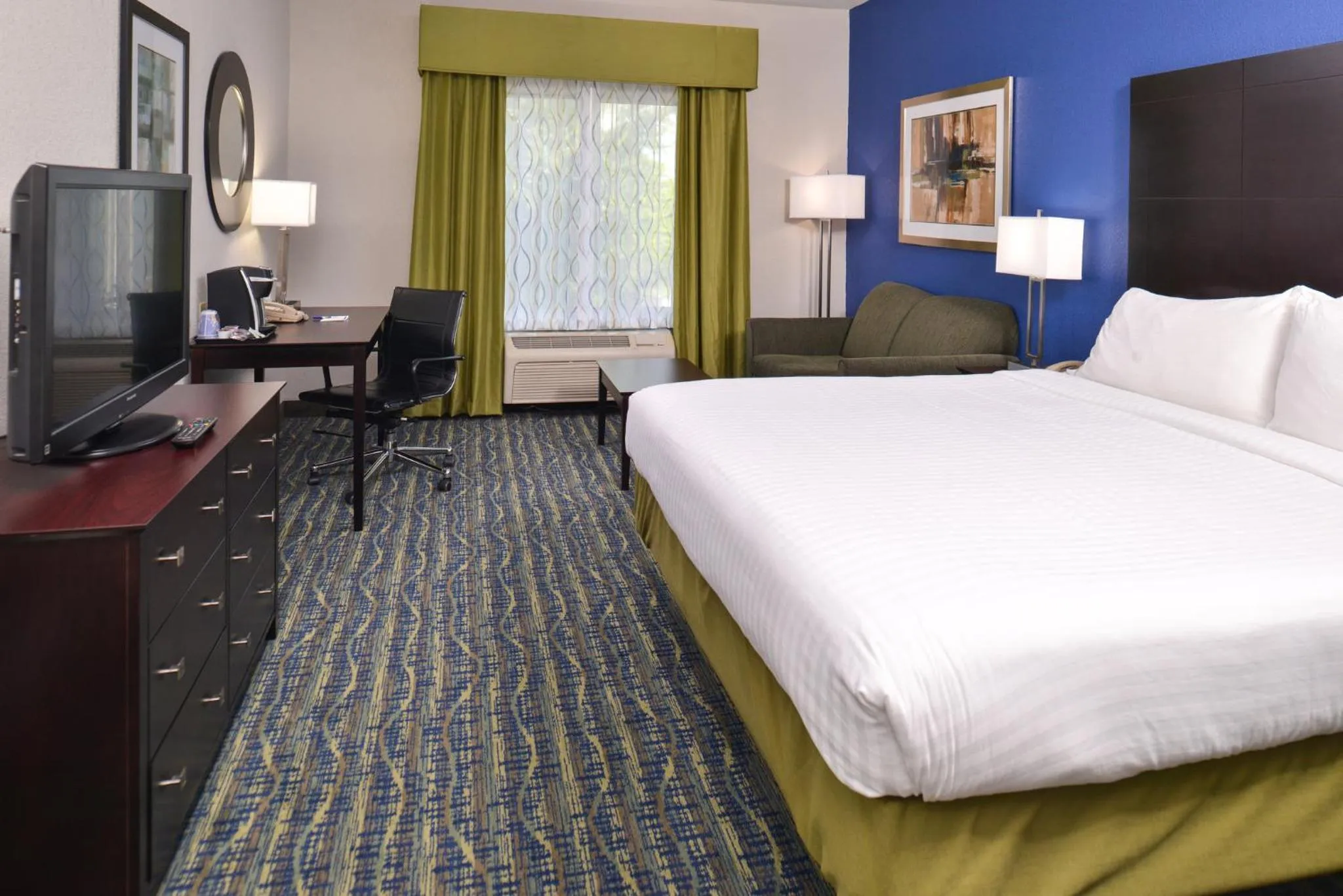 Photo of the whole room, Bed in Holiday Inn Express & Suites San Antonio South by IHG