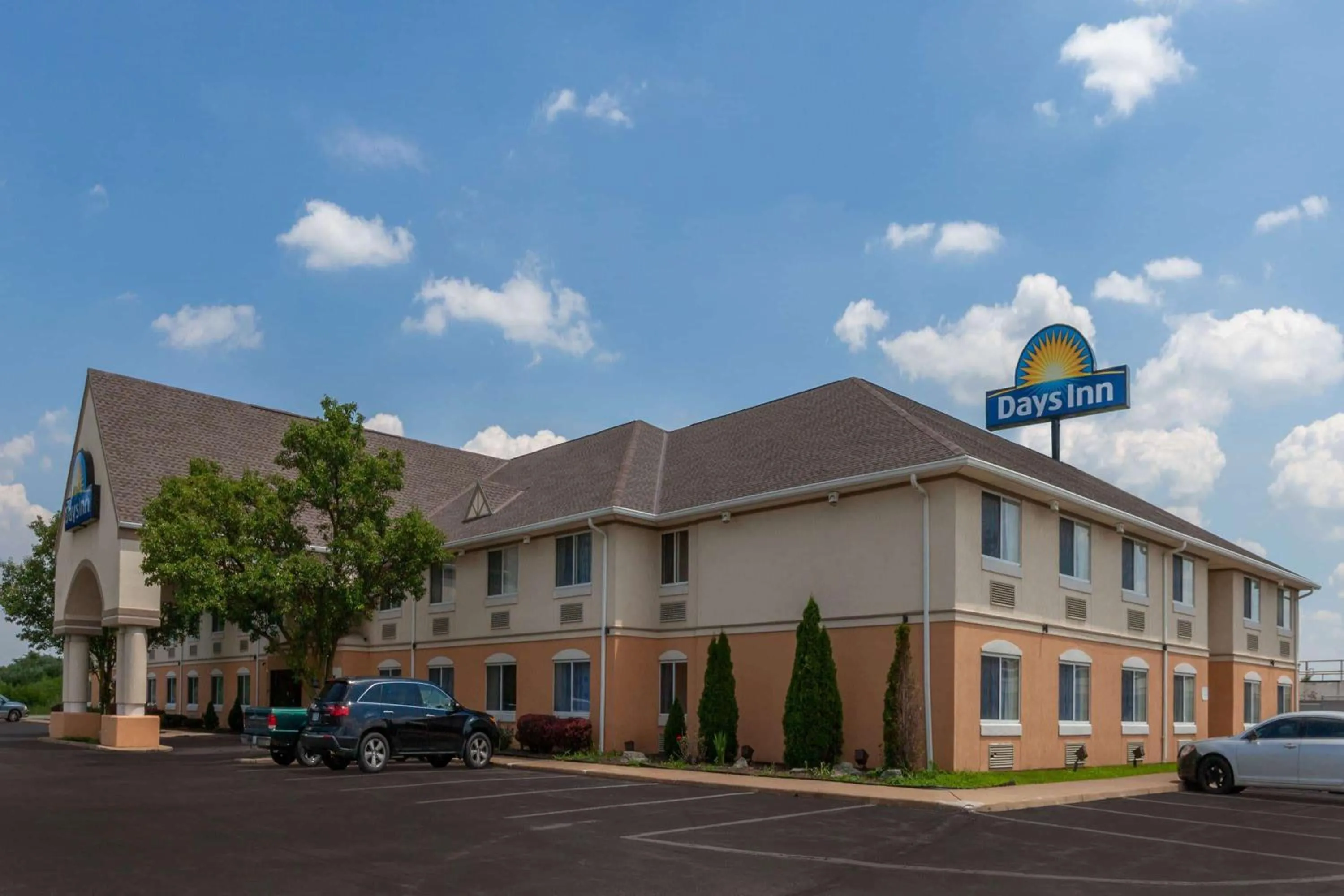 Property building in Days Inn by Wyndham Milan Sandusky South