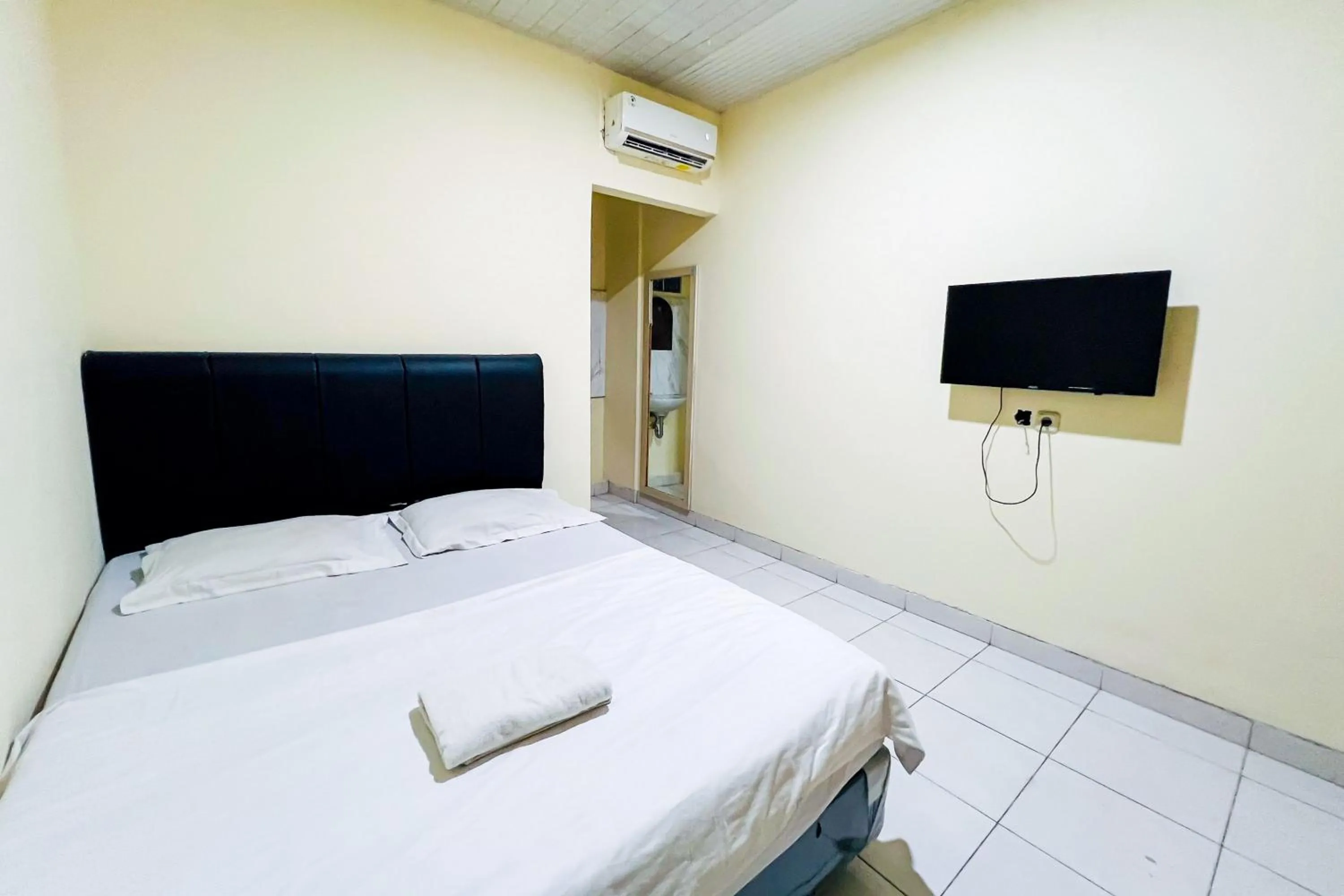 Bed, TV/Entertainment Center in Wisma Berkat