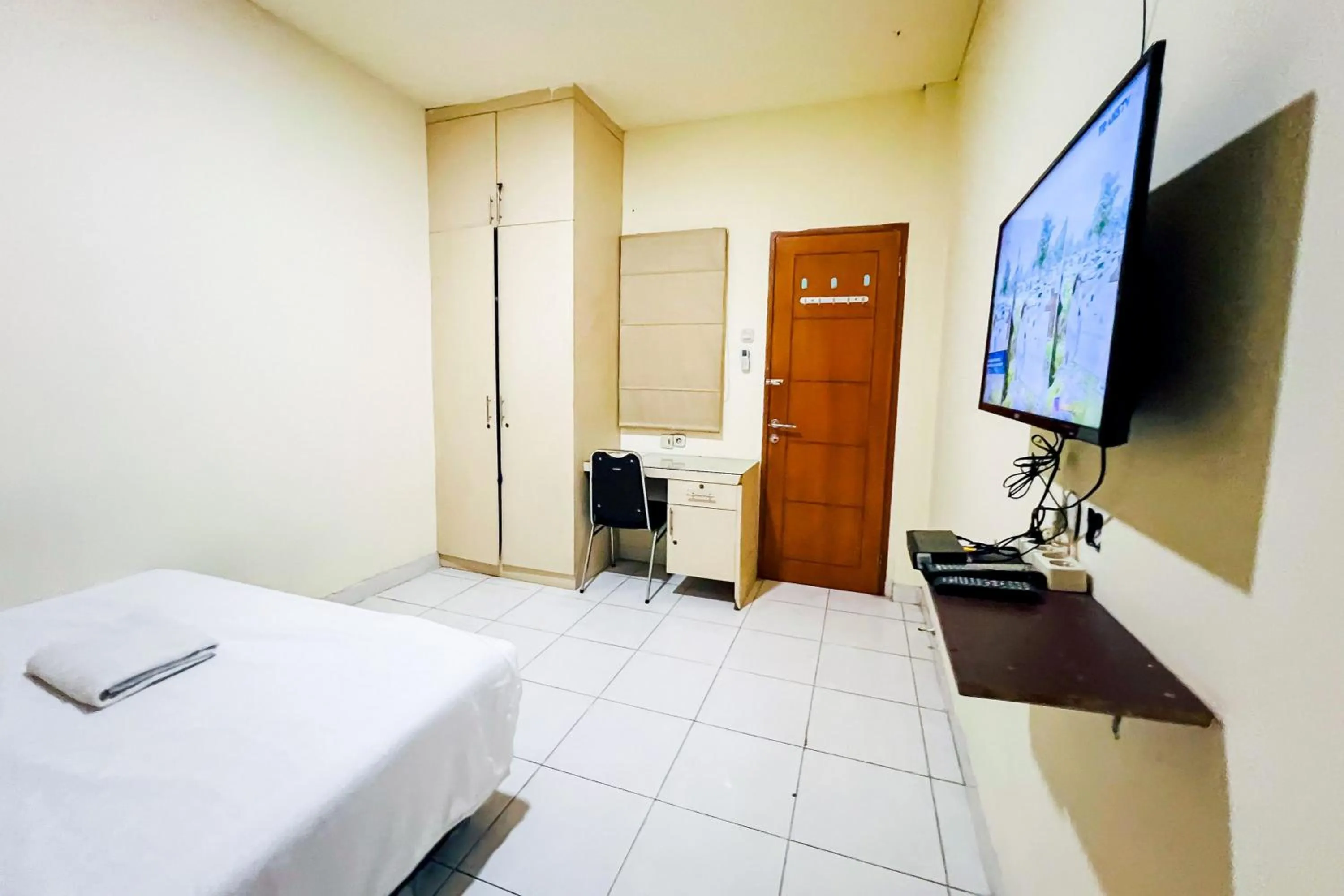 Bed, TV/Entertainment Center in Wisma Berkat