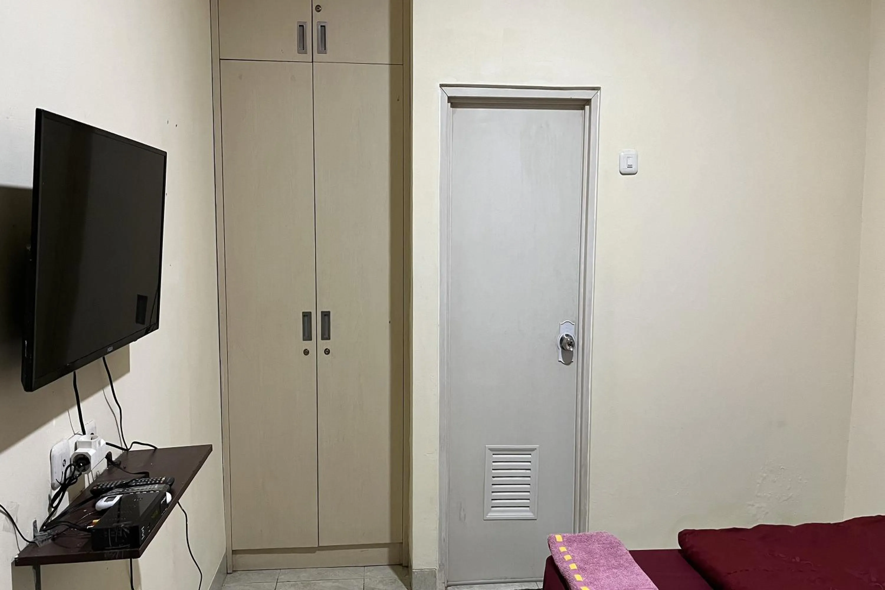 Bed, TV/Entertainment Center in Wisma Berkat