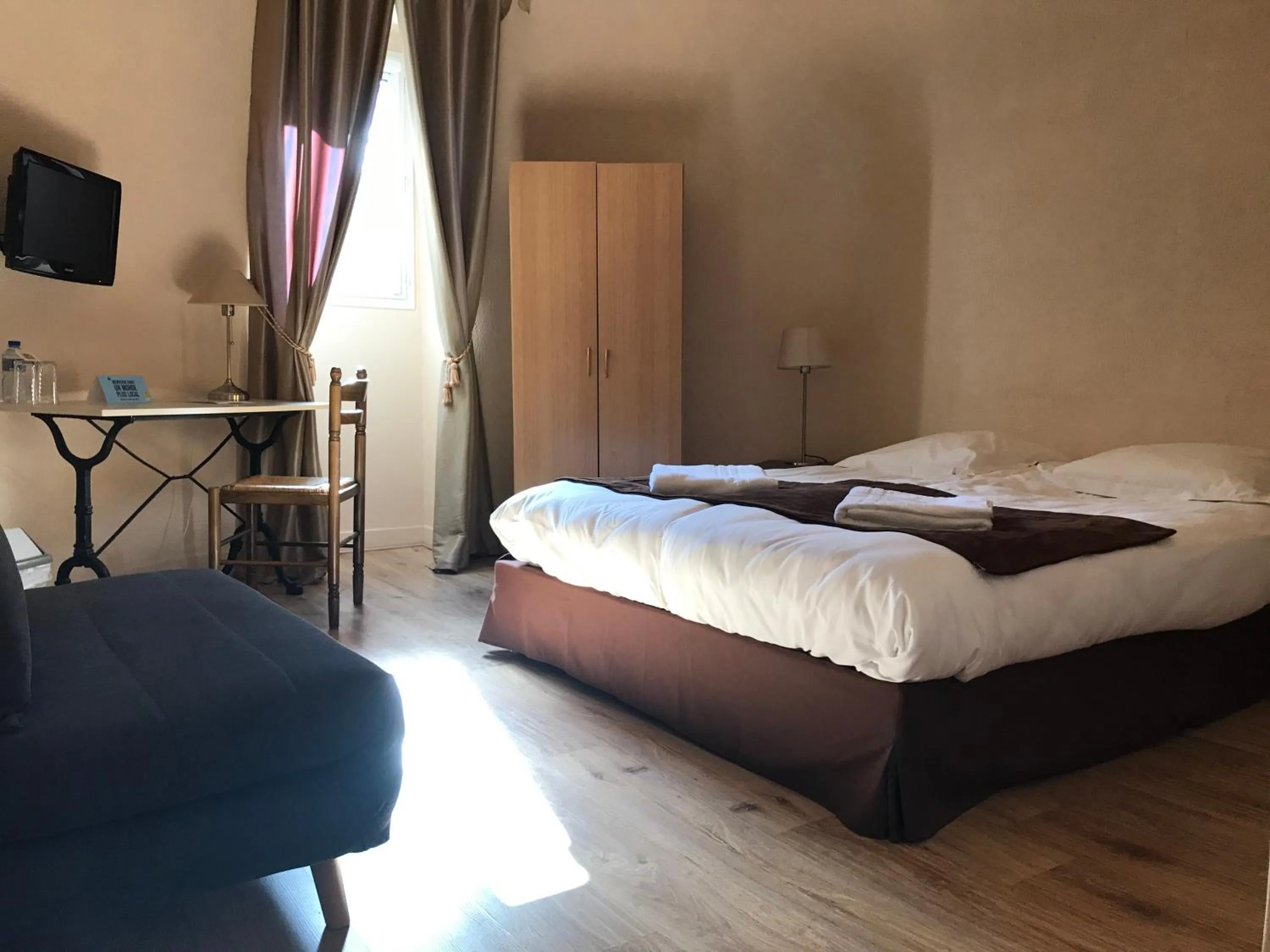 Bed in Hôtel de Paris Restaurant BISTRONOMY