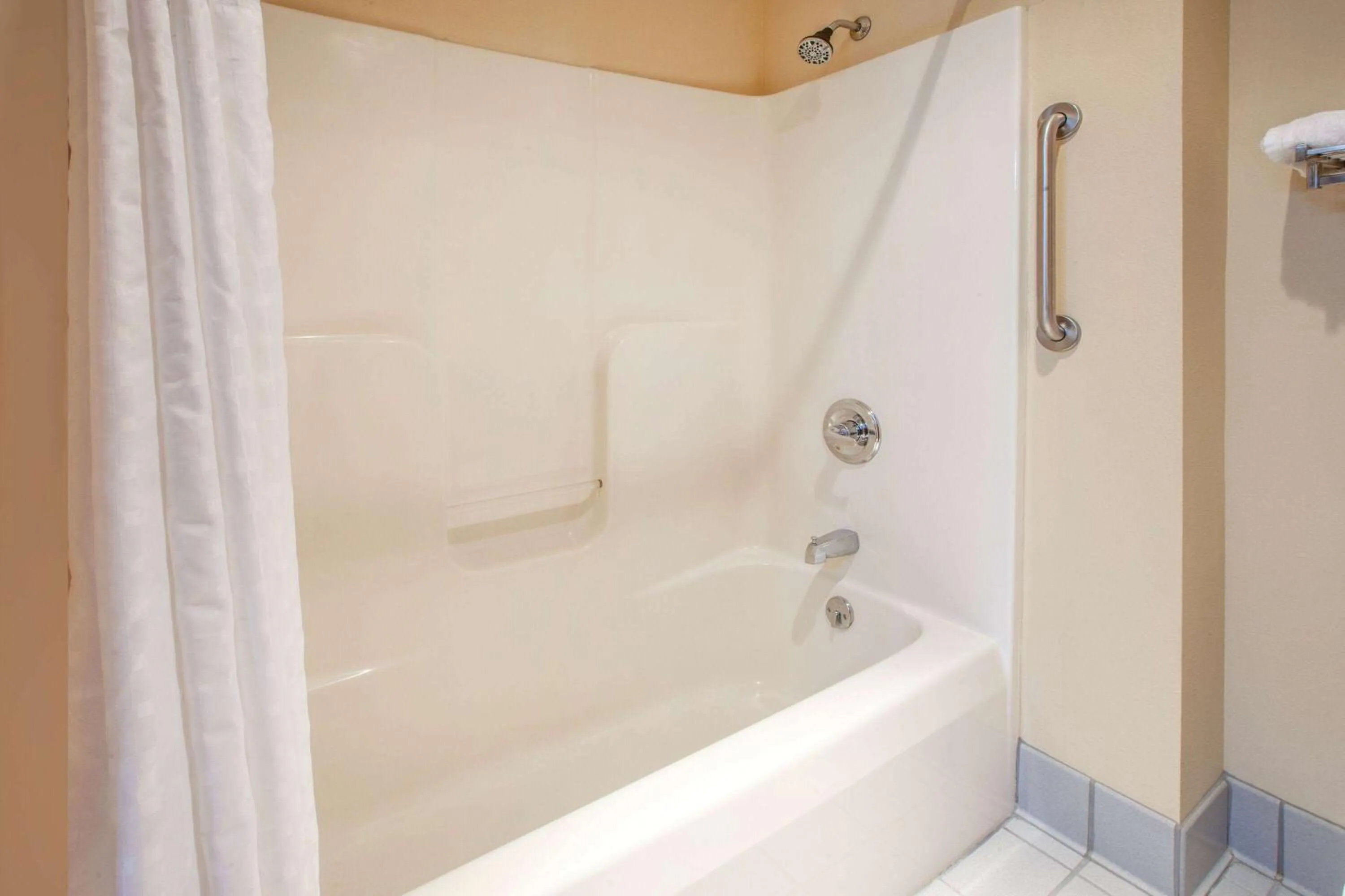 TV and multimedia in Super 8 by Wyndham Berlin WI