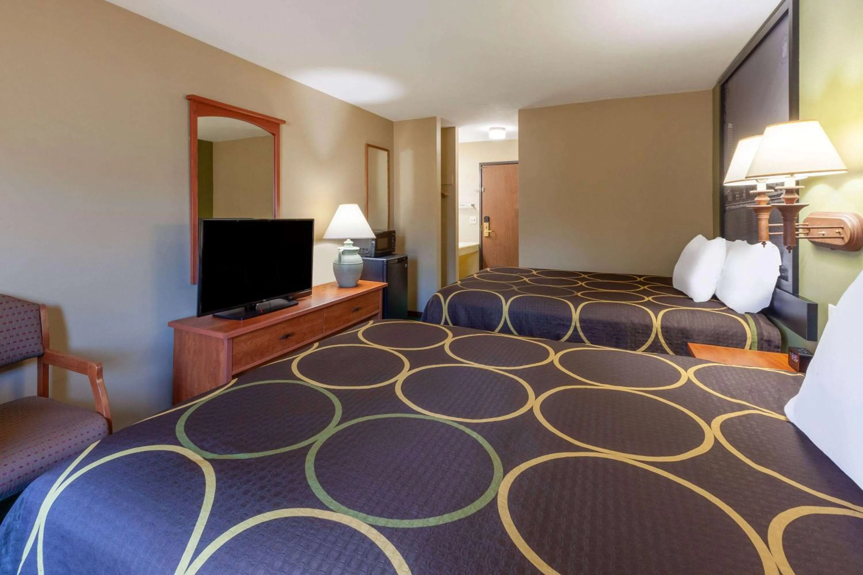 Photo of the whole room in Super 8 by Wyndham Berlin WI