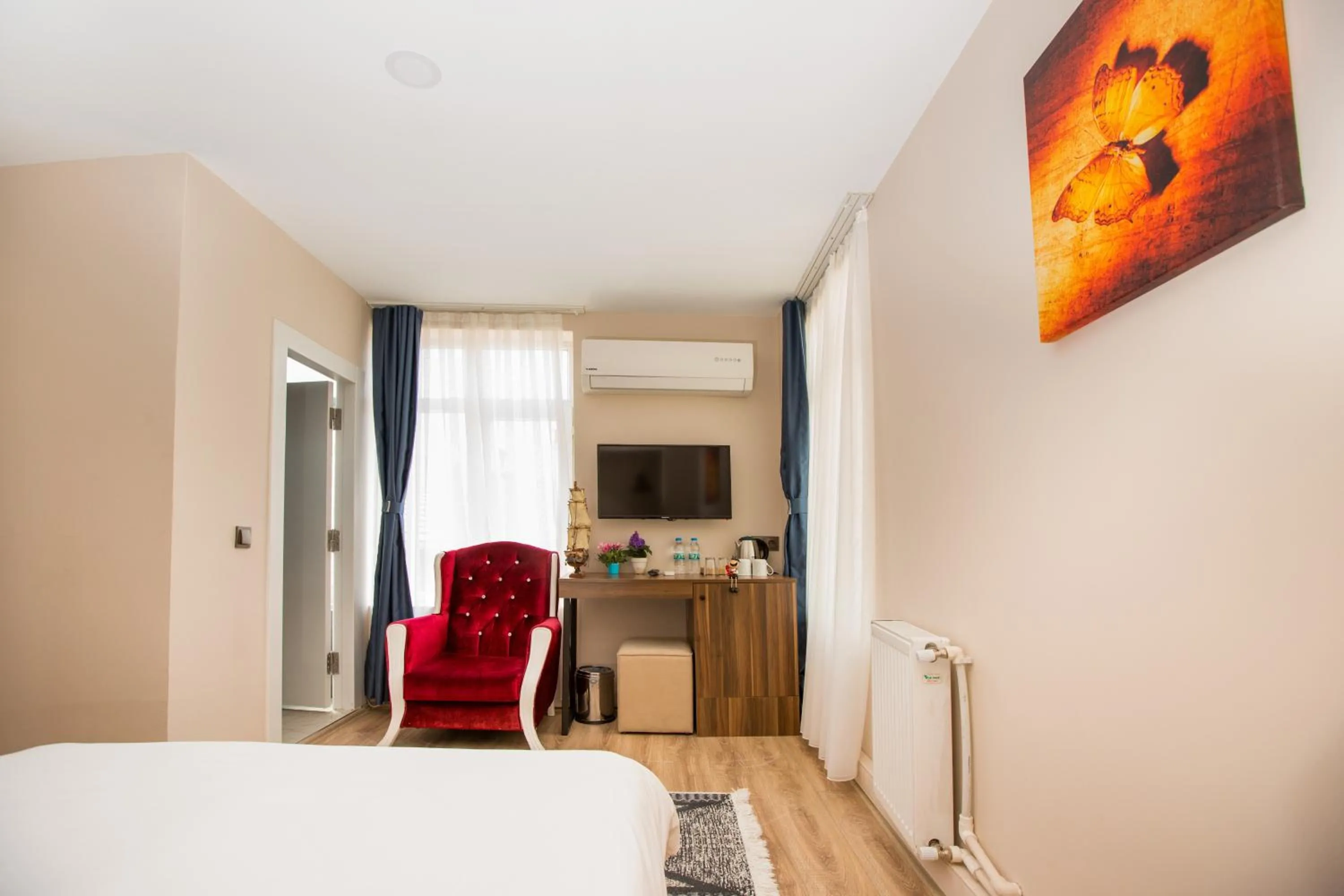 Communal lounge/ TV room, Bed in Corner Garden Hotel