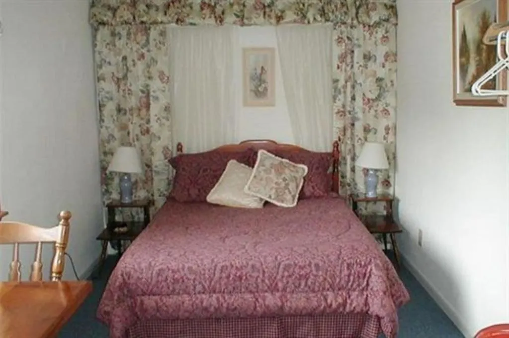 Bedroom, Bed in Jenny's Country Manor