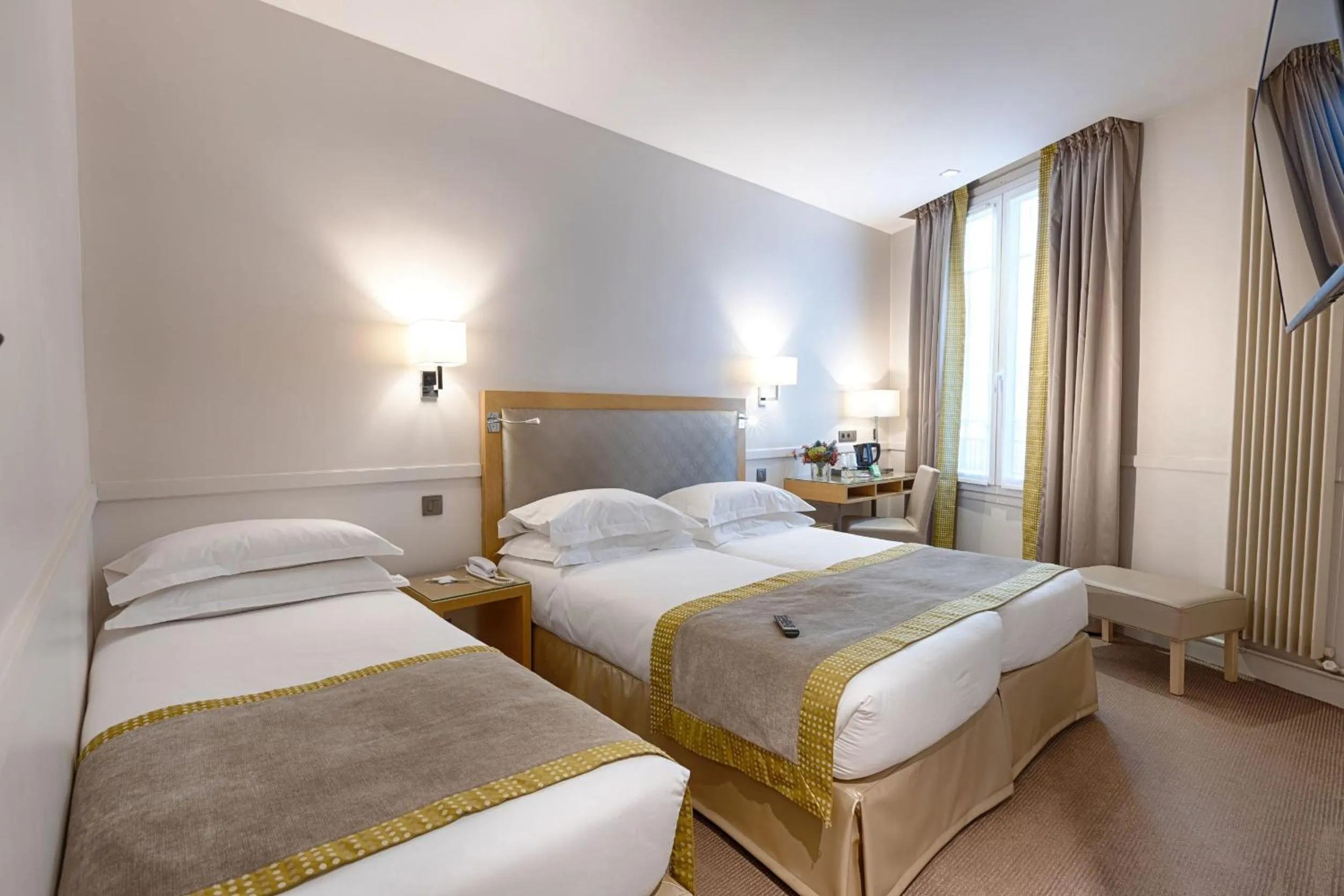 Photo of the whole room, Bed in Floride-Etoile