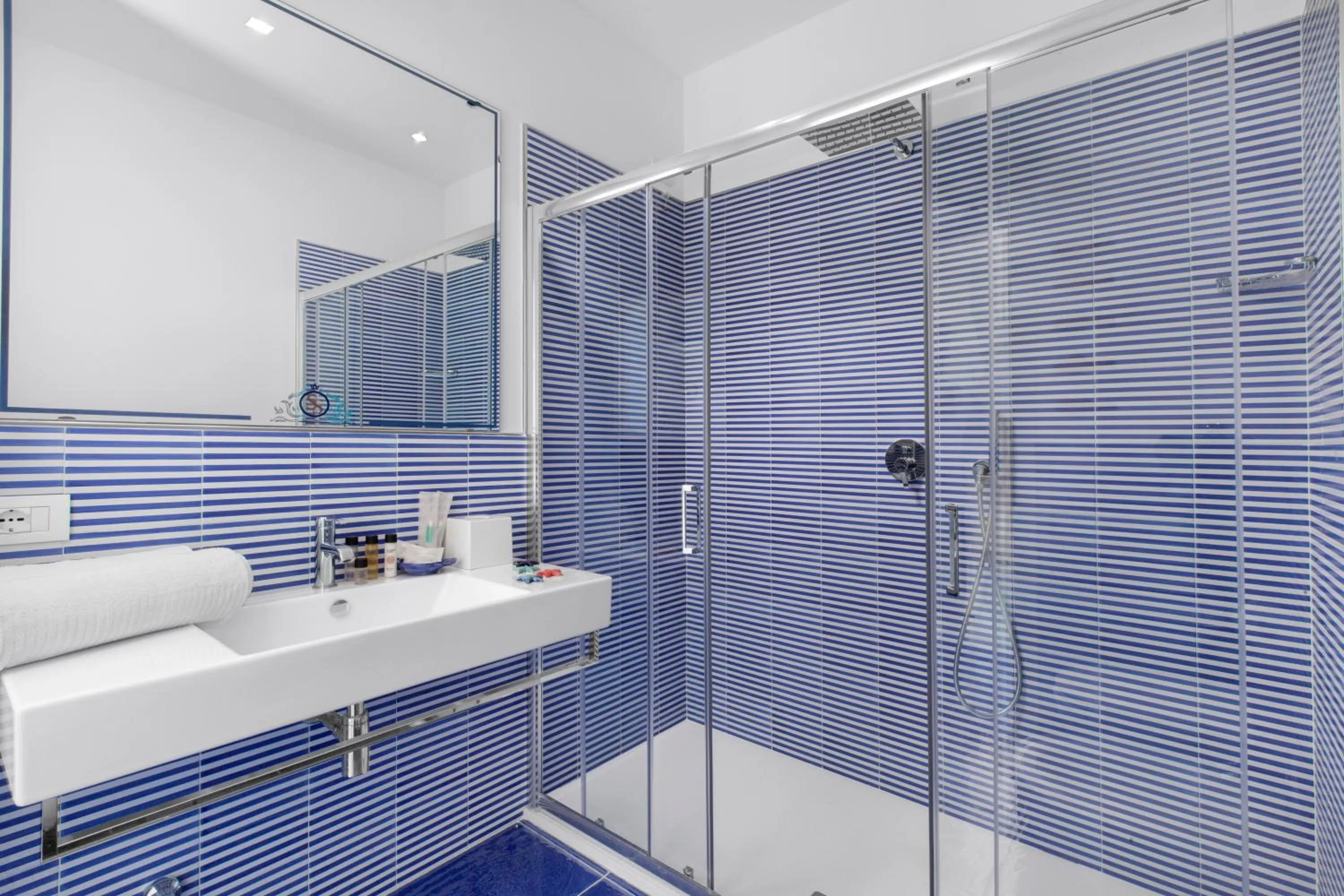 Shower in YourHome - Sersale Suites