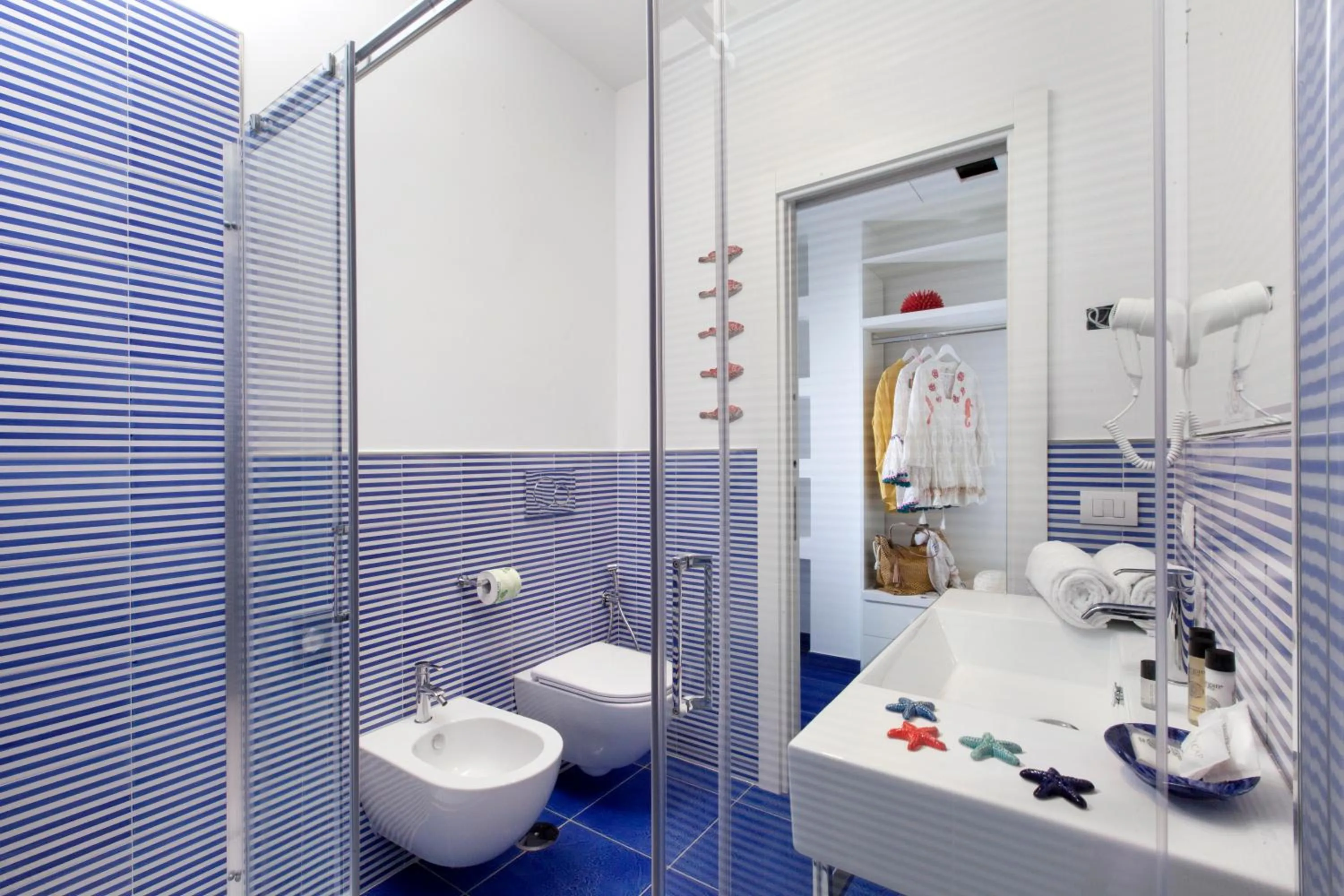 Shower in YourHome - Sersale Suites