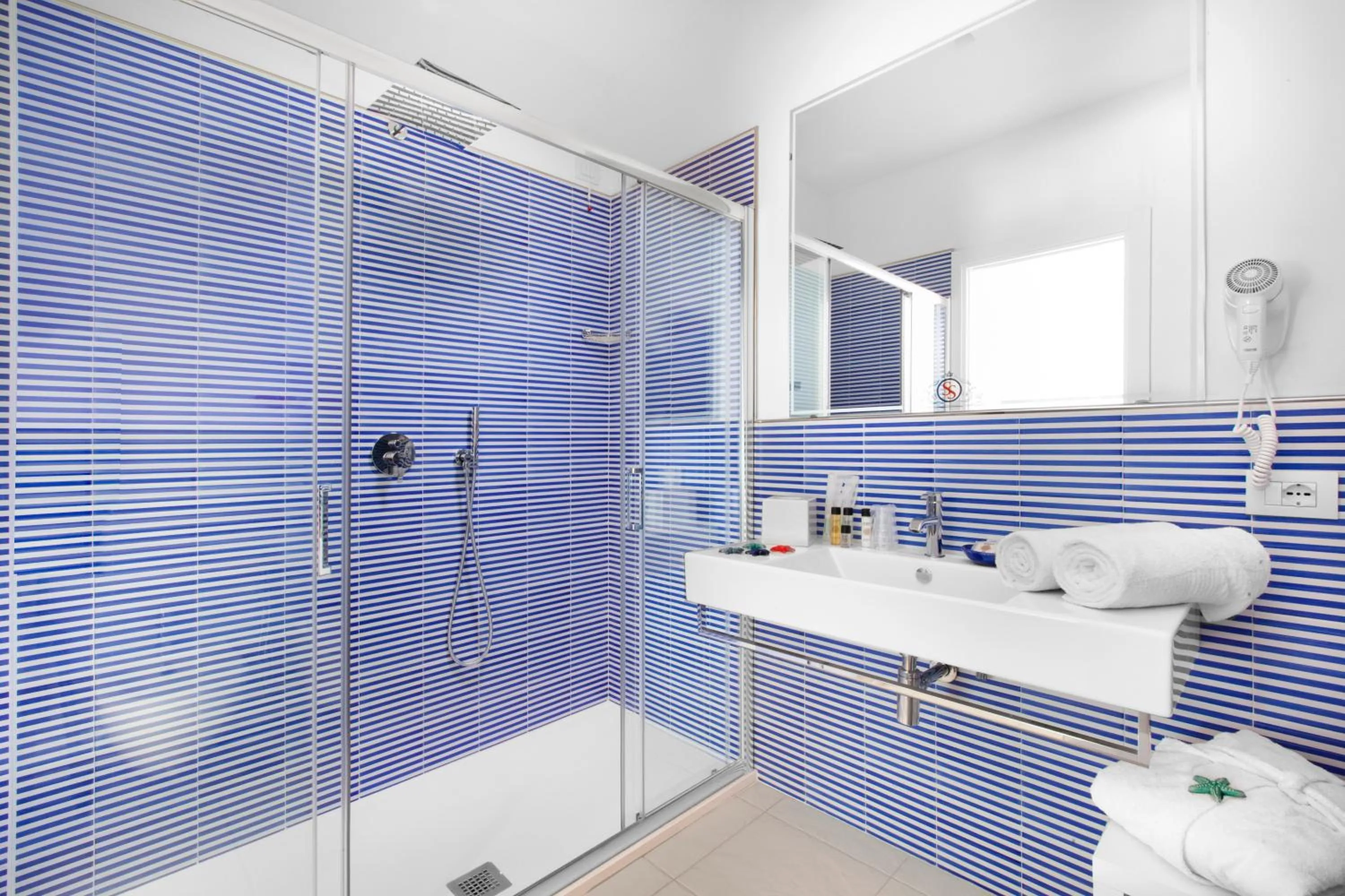 Shower in YourHome - Sersale Suites