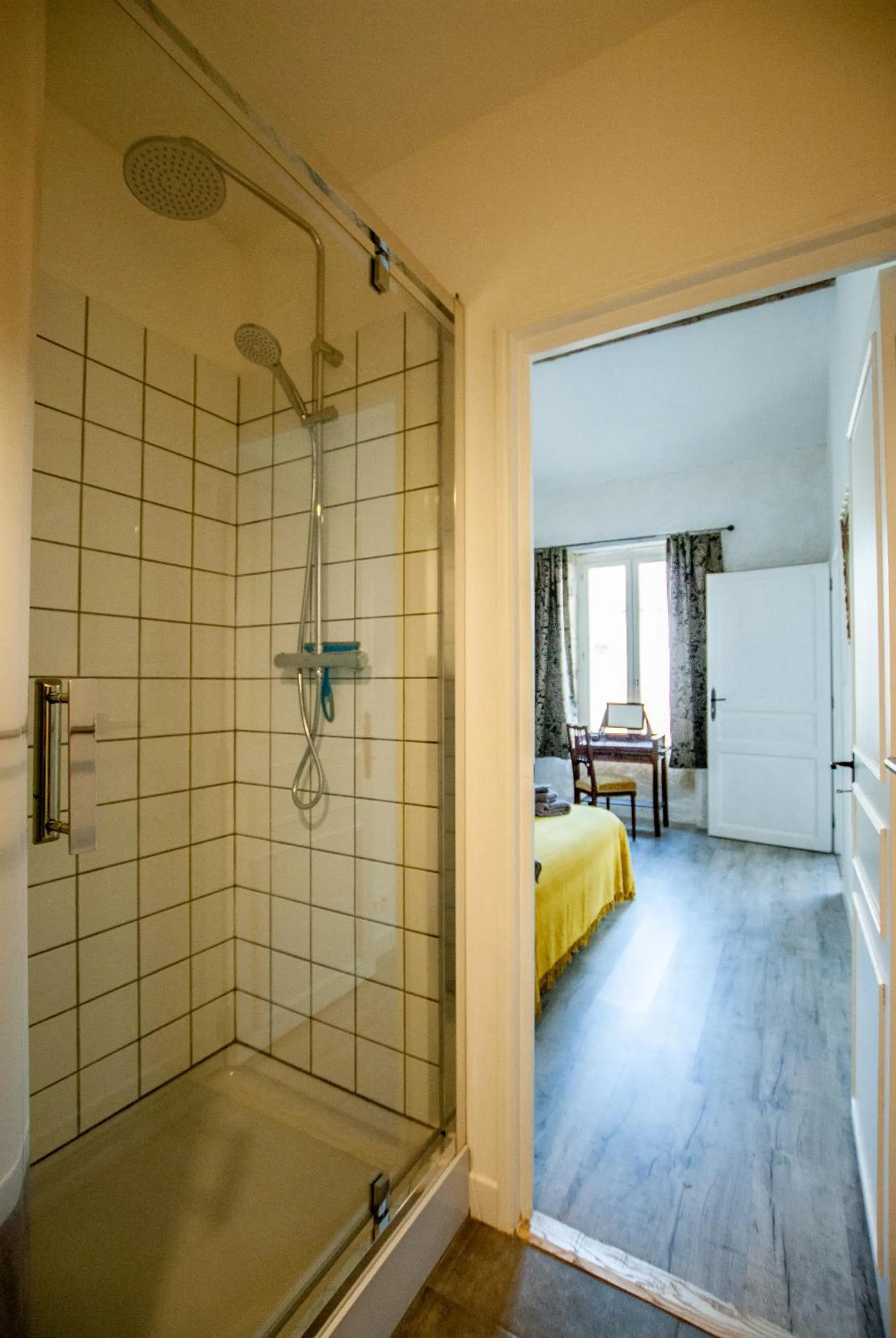 Shower, Bed in La Calade