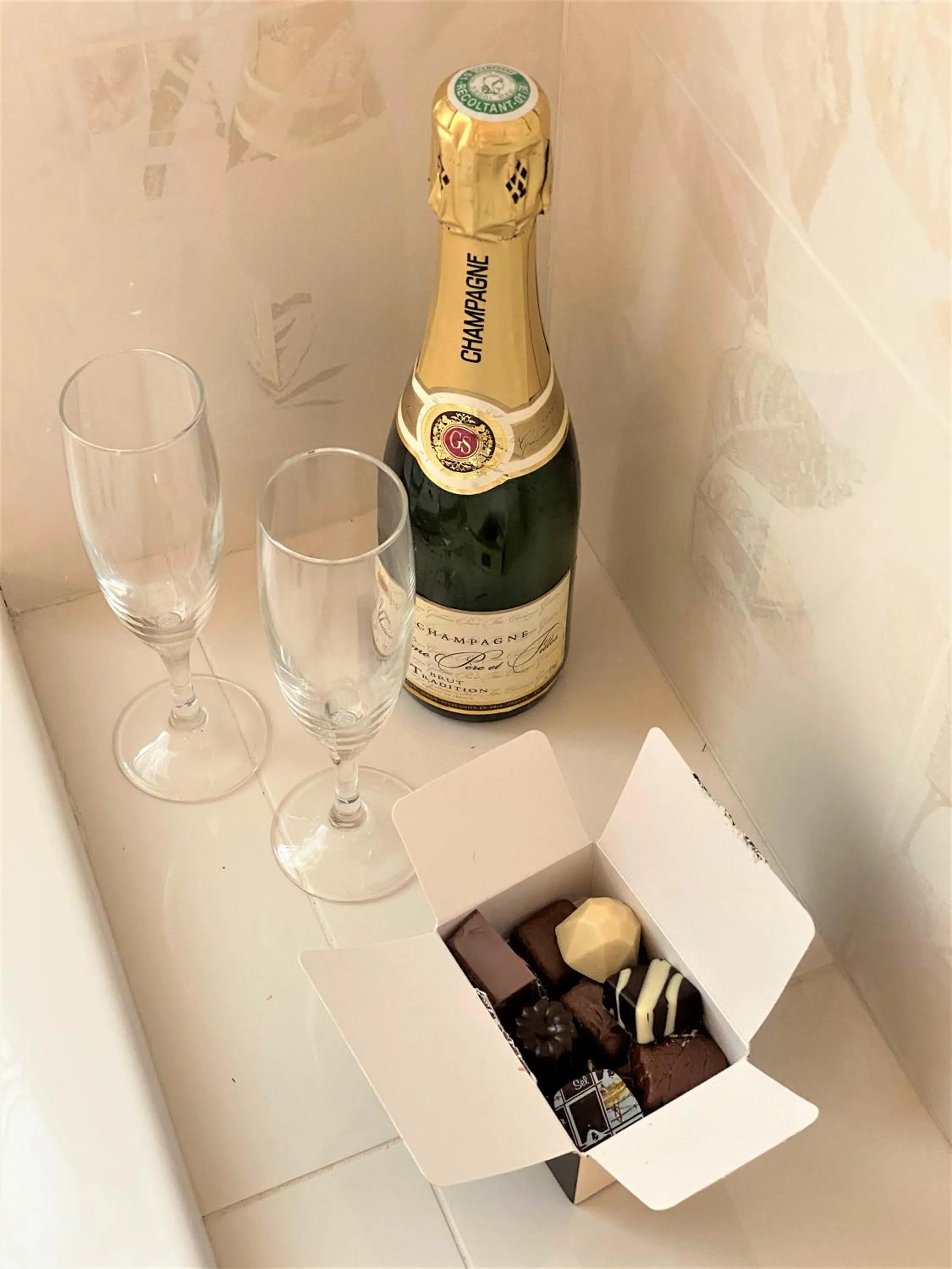 Drinks in Villa de L'Eclusier