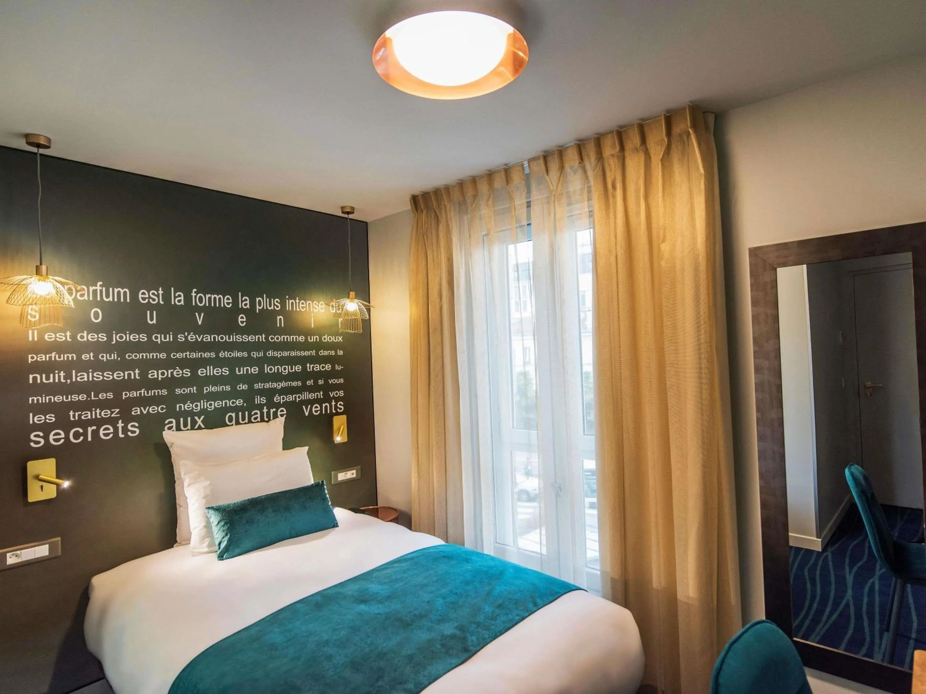 Bedroom, Bed in Hôtel Mercure Paris Suresnes Longchamp