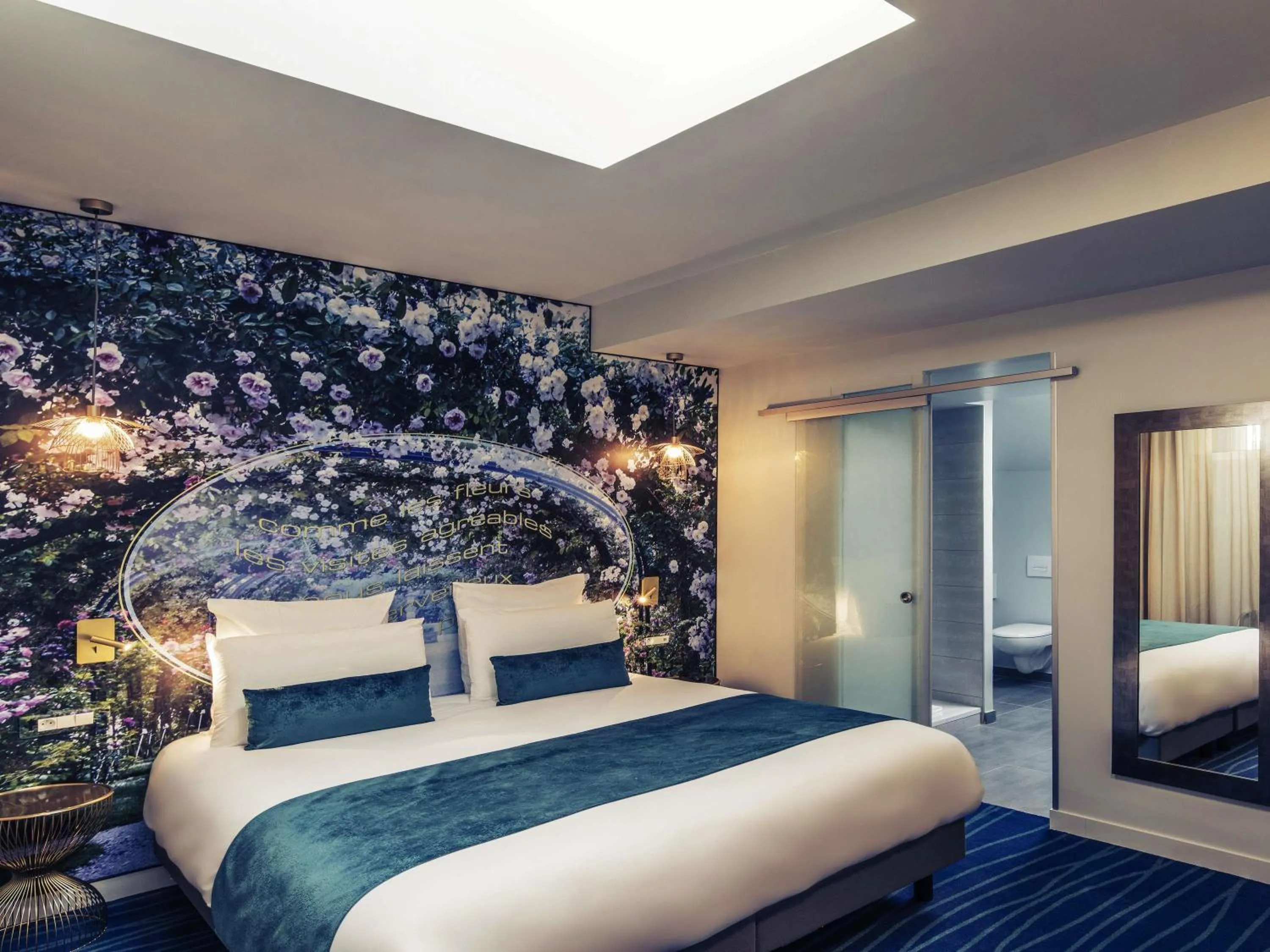 Bedroom, Bed in Hôtel Mercure Paris Suresnes Longchamp