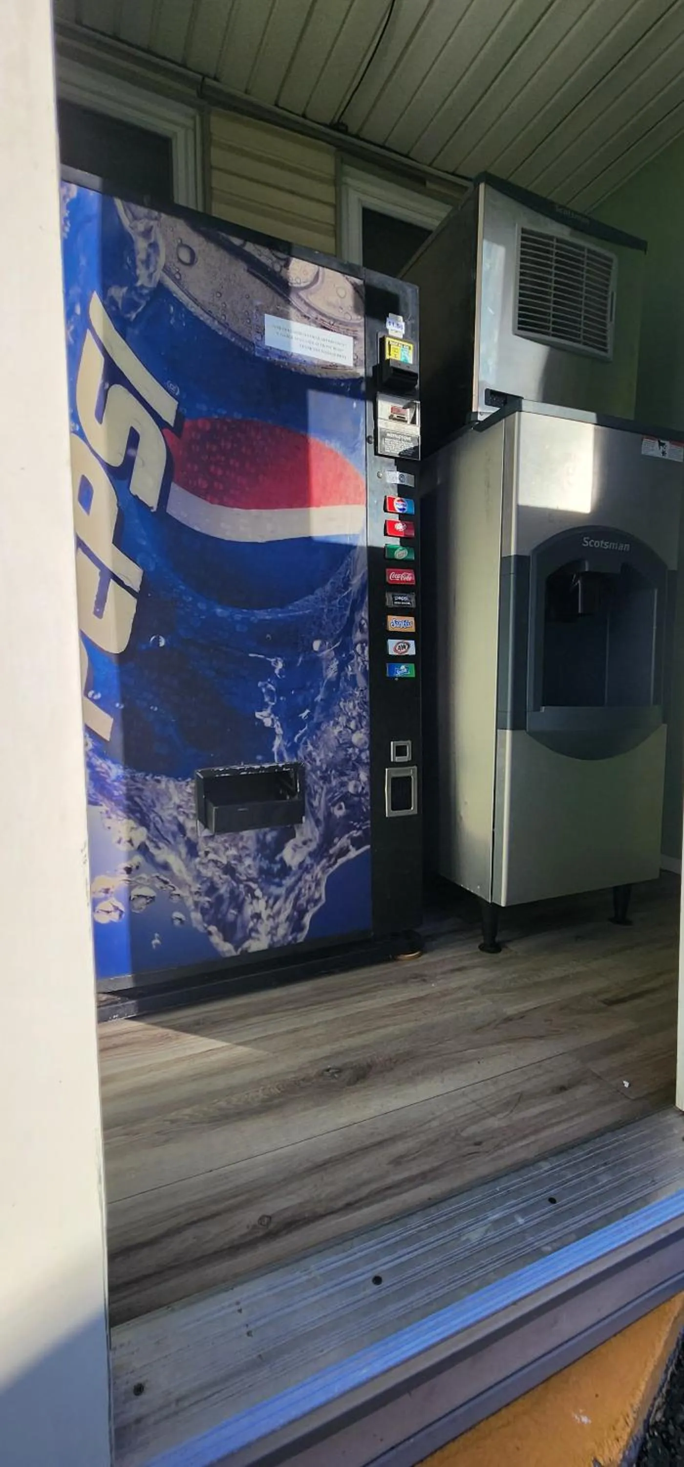 washing machine in Plaza Motel