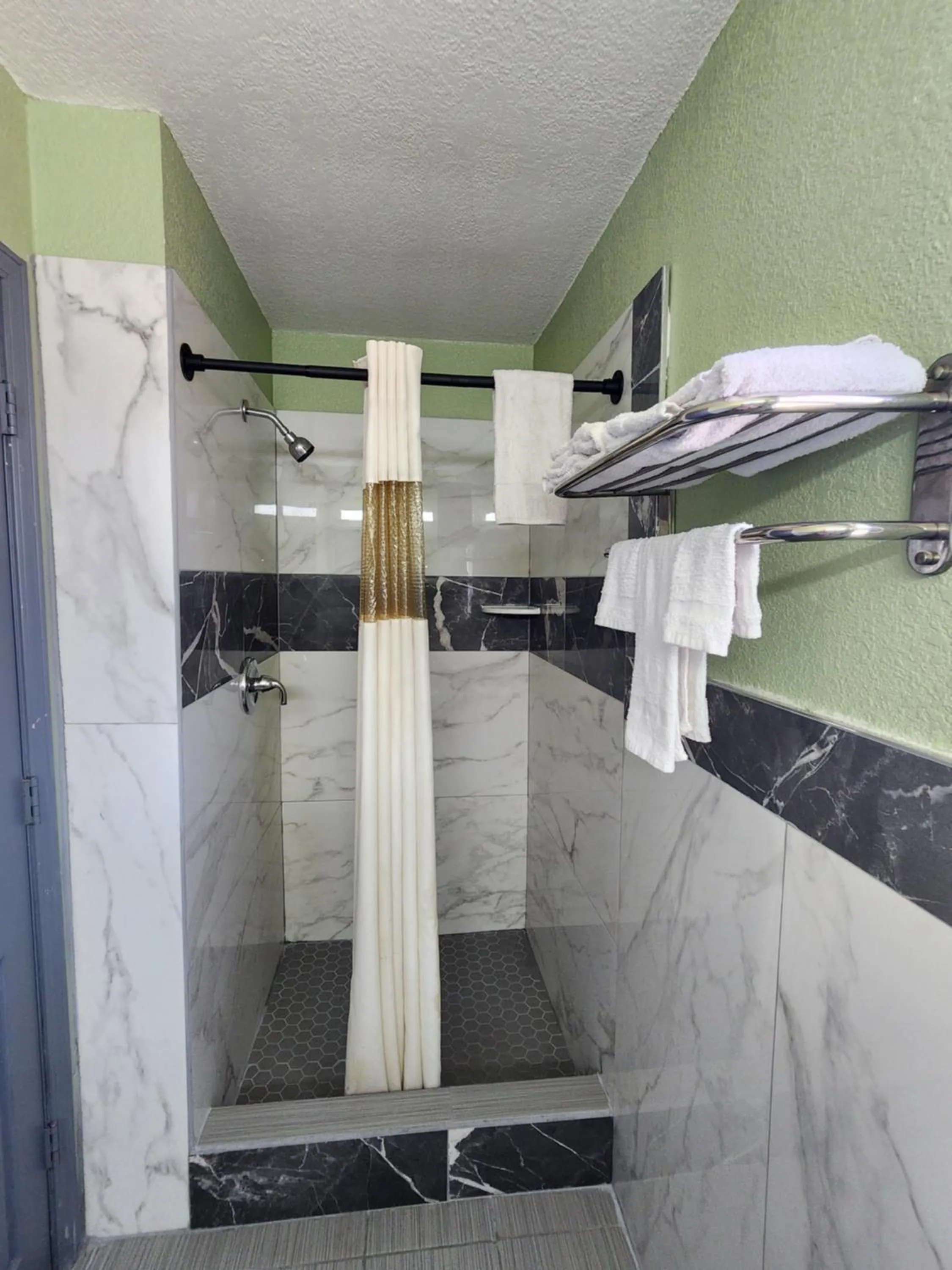 Shower in Plaza Motel