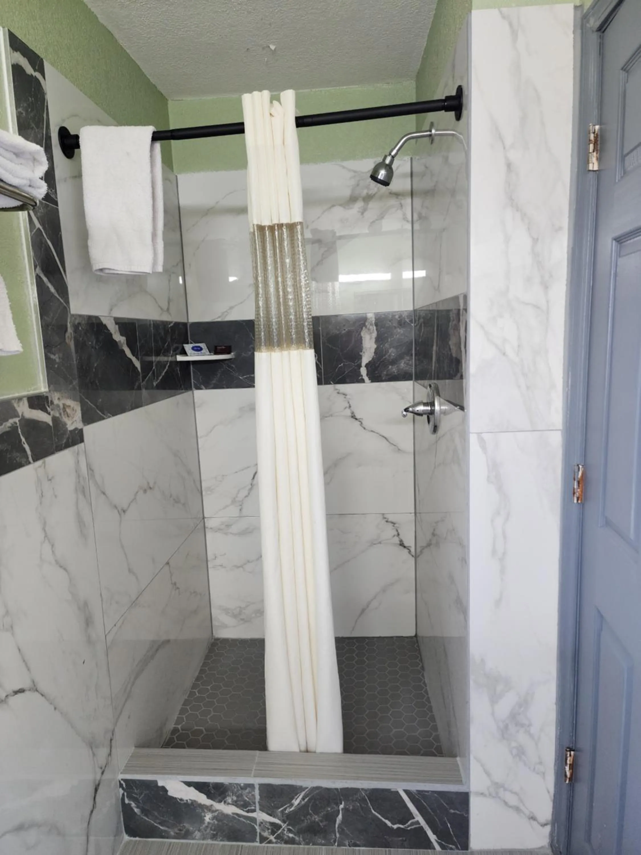 Shower in Plaza Motel